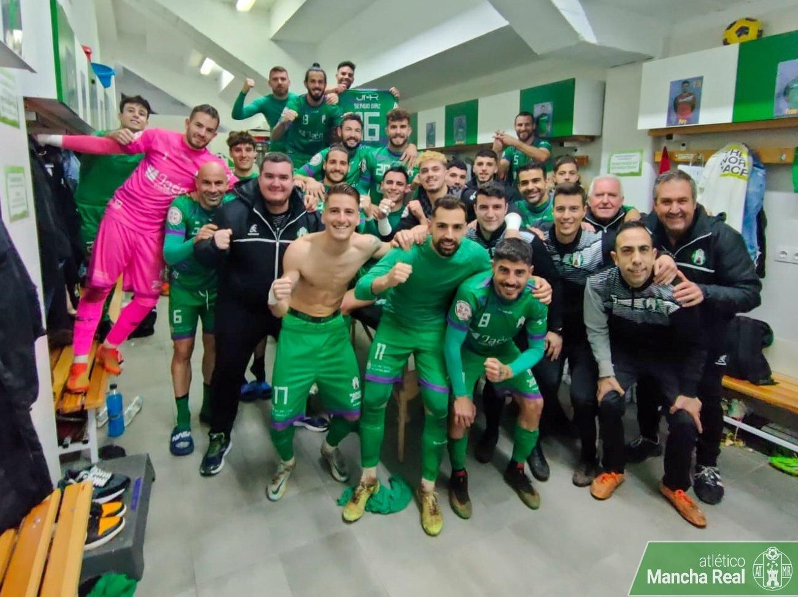 Los jugadores del Mancha Real celebran la victoria con la que cerraron la primera vuelta ante el Sevilla Atlético. Los jugadores del Mancha Real celebran la victoria con la que cerraron la primera vuelta ante el Sevilla Atlético.