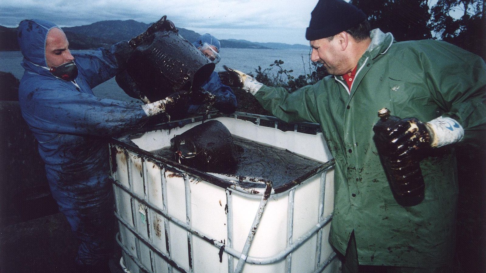 Retirada de chapapote de las costas gallegas.