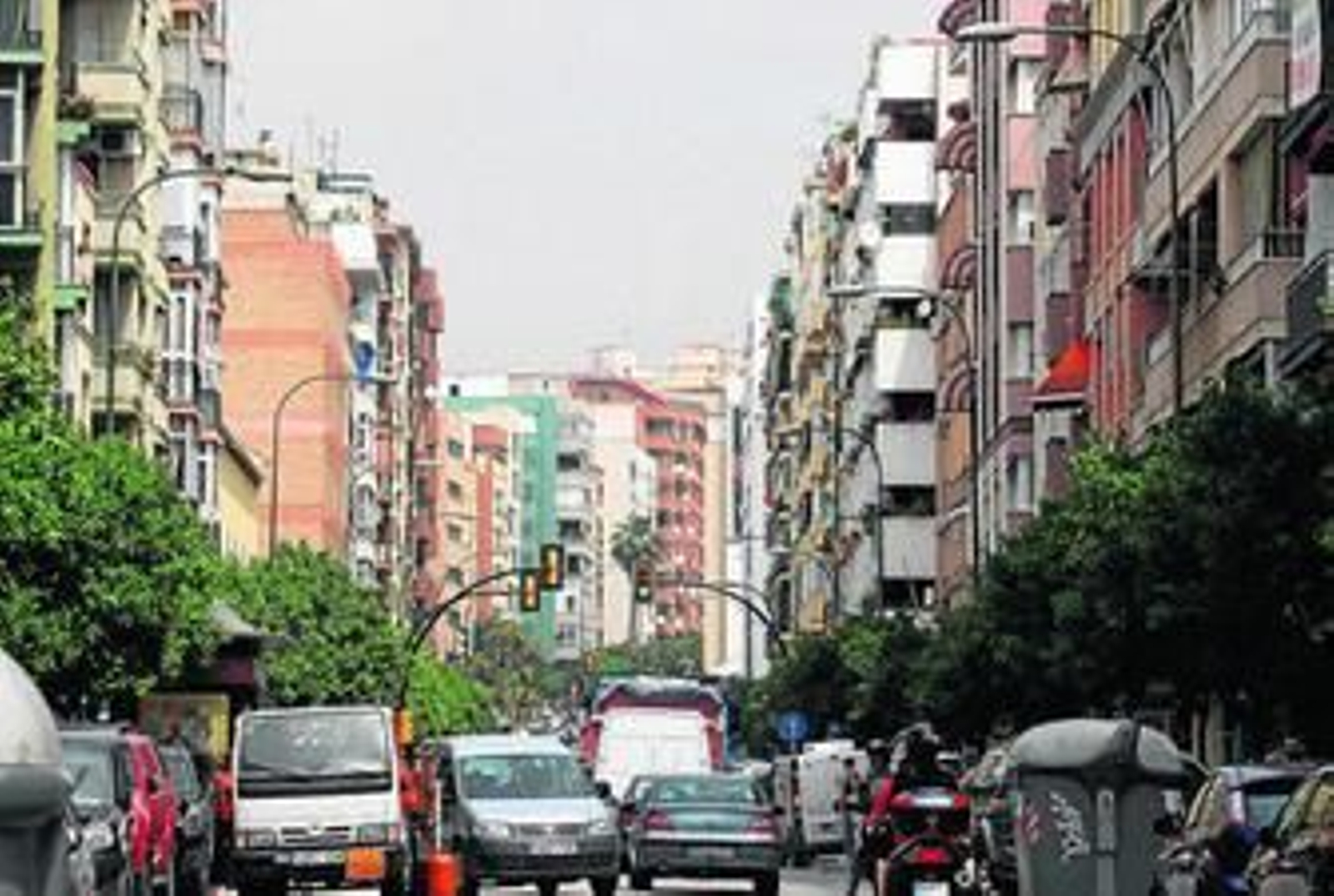 En la página anterior, la perfecta imagen de barrio abigarrado que se vive en Cristo de la Epidemia, pero, como tal, muy vivo con la gente y los comercios volcados en la calle donde se disfruta de la vida a pleno rendimiento.