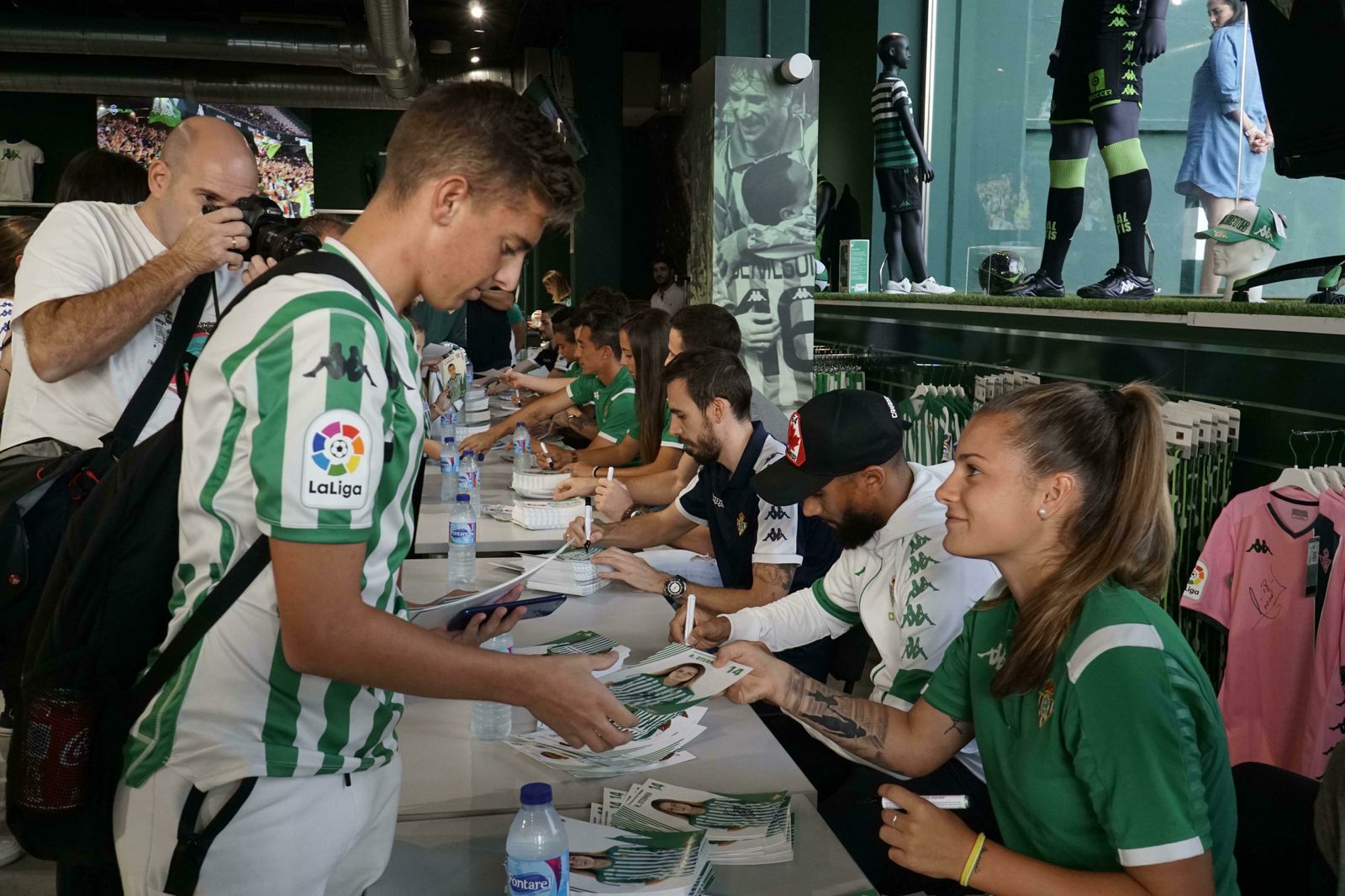 Firma de autógrafos de los jugadores del Betis