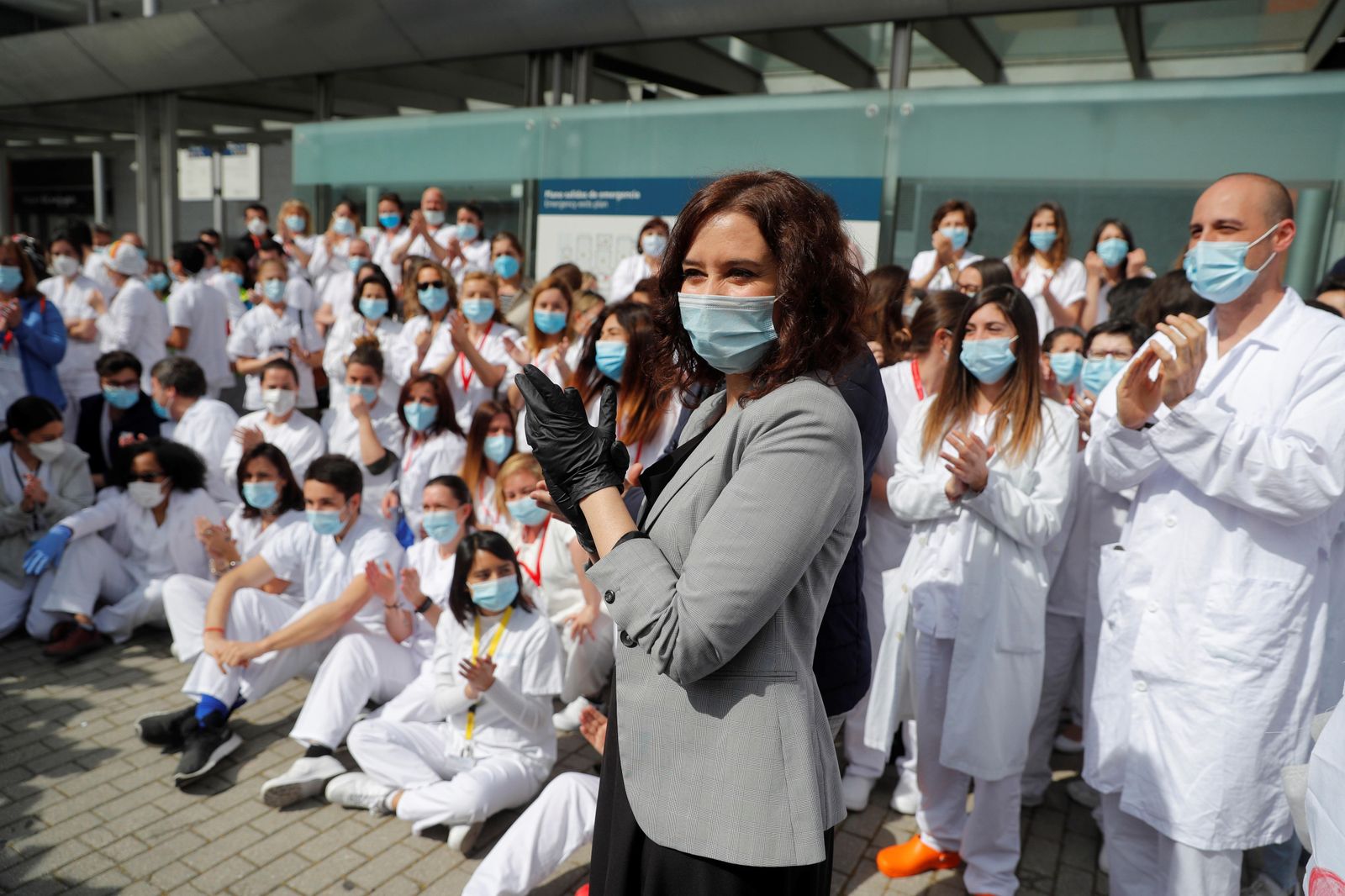 La presidenta de la Comunidad de Madrid, Isabel Díaz Ayuso, durante el acto de cierre del hospital de campaña de Ifema este viernes.