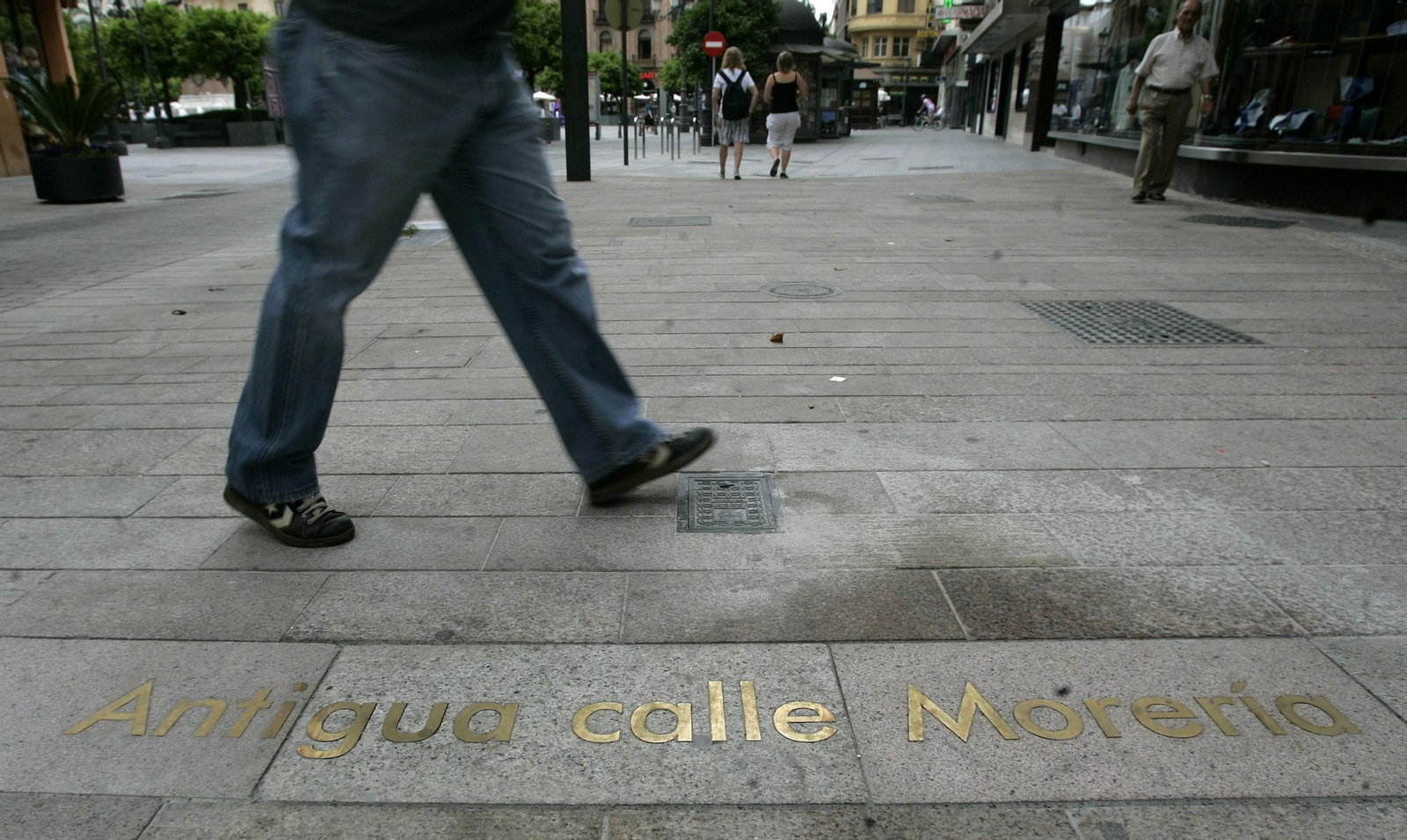 Esquina de la calle Cruz Conde con Góngora, antes de ser peatonalizada.