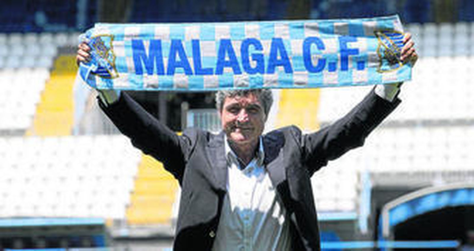 Juande Ramos posa con una bufanda de su nuevo equipo durante la presentación como entrenador.