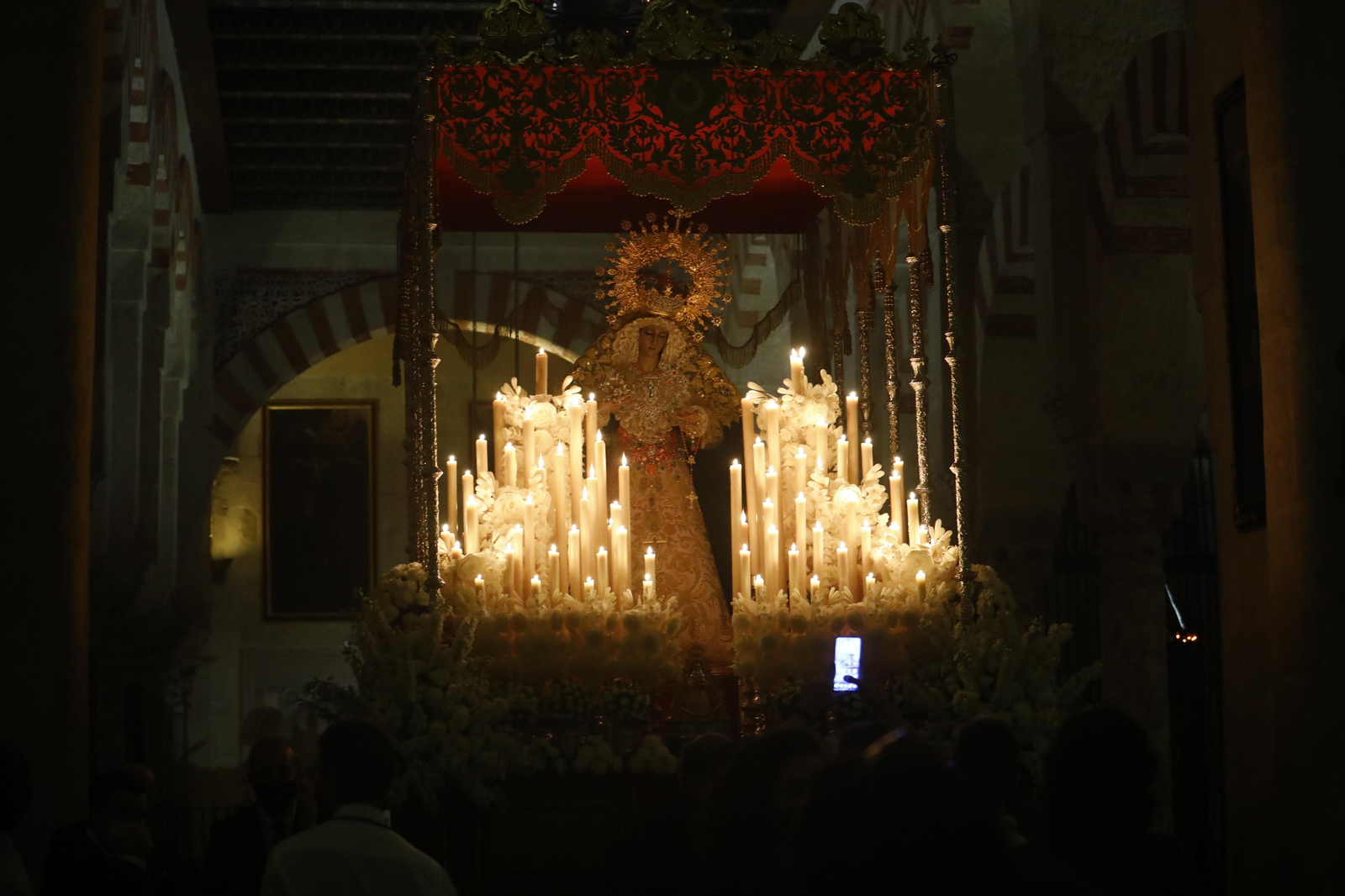 Las imágenes de la Virgen de la O de Córdoba en la Mezquita-Catedral tras suspenderse su salida extraordinaria