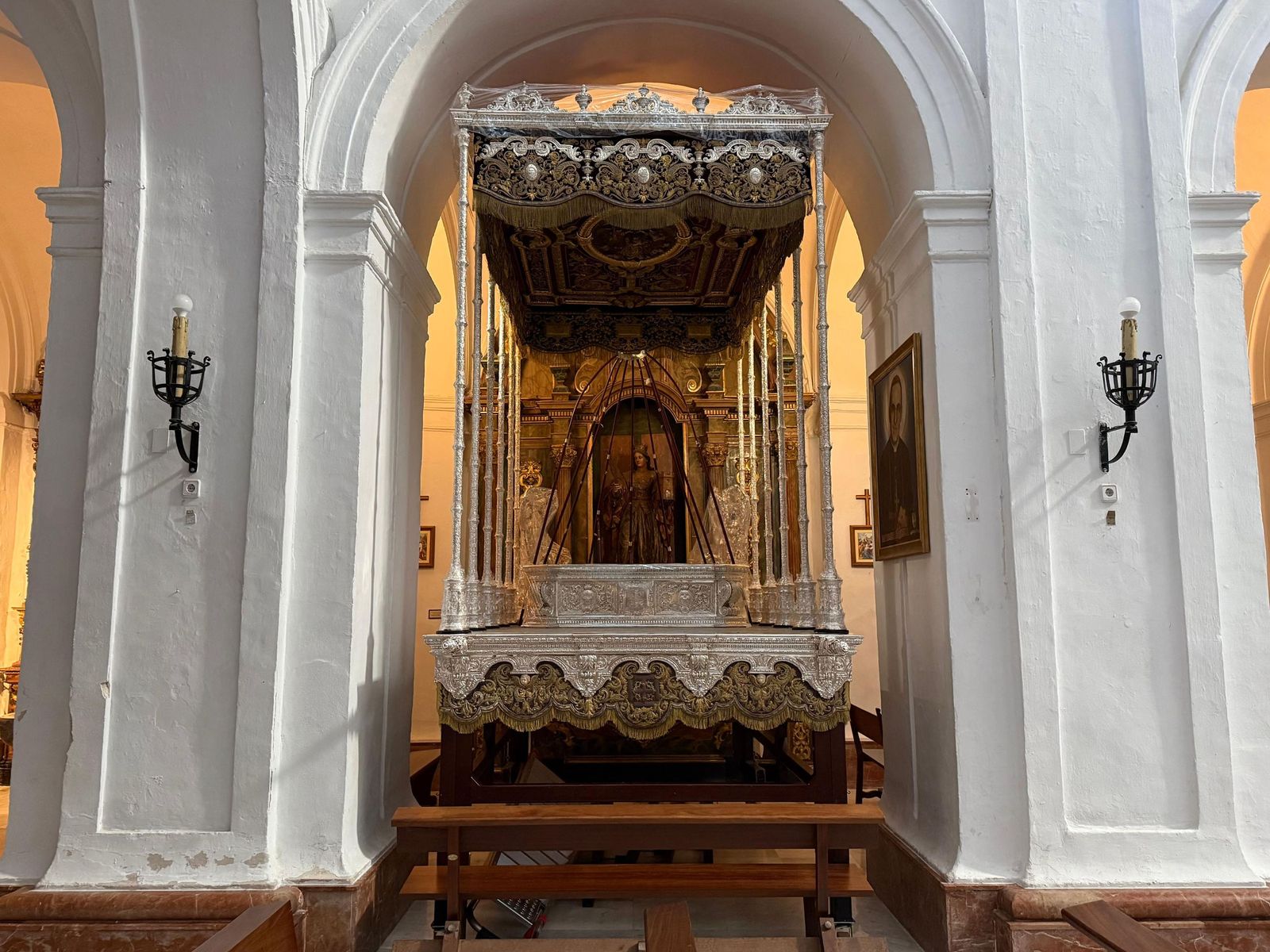 El palio de la cofradía de Santa Cruz ya se alza en la parroquia del mismo nombre.