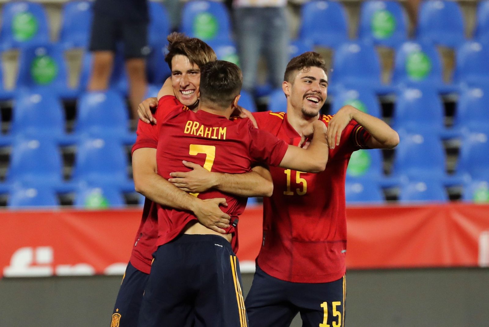 Miranda celebra con Brahim su gol ante Lituania.