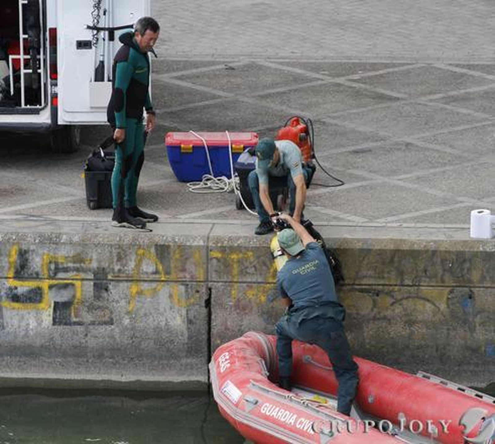 Los buzos buscan el río el cadáver del bañista. 

Foto: Victoria Hidalgo
