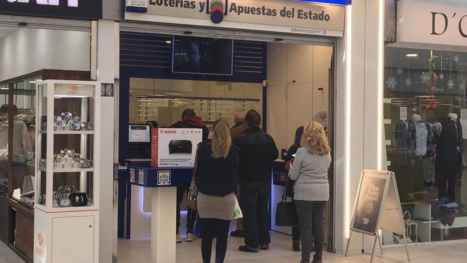 Cola este viernes en la administración del centro comercial Alcampo