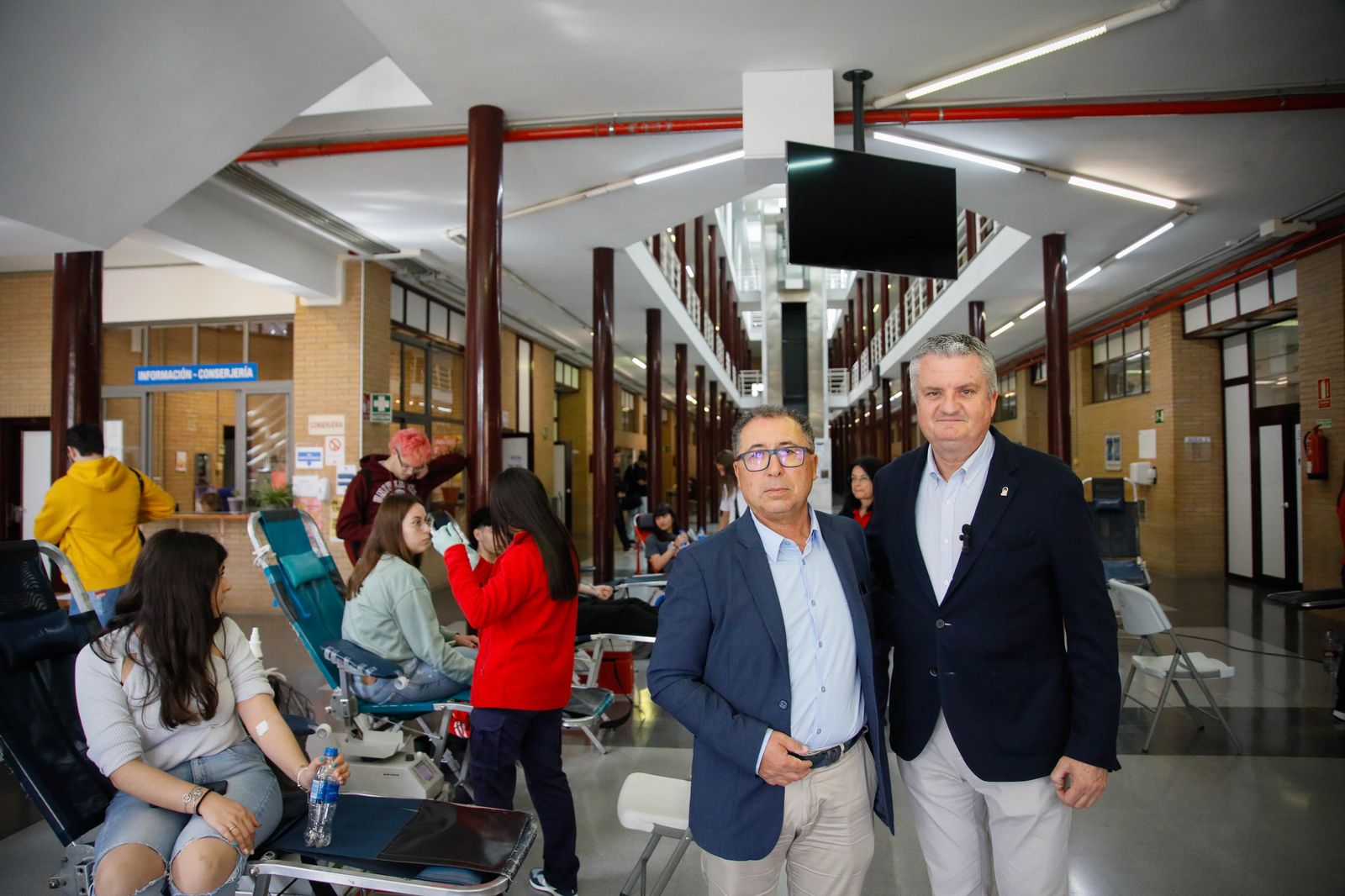 Juan de la Cruz Belmonte y Aref Laarej en la colecta de sangre de la UAL