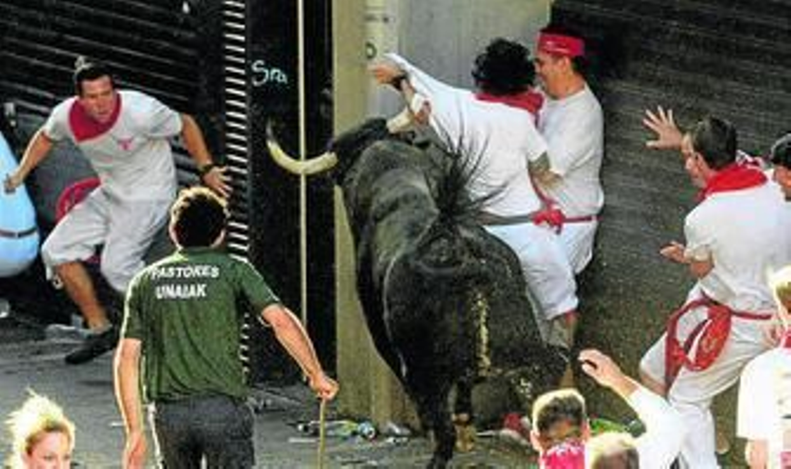Peligro con un toro adelantado a la manada en la Cuesta de Santo Domingo.
