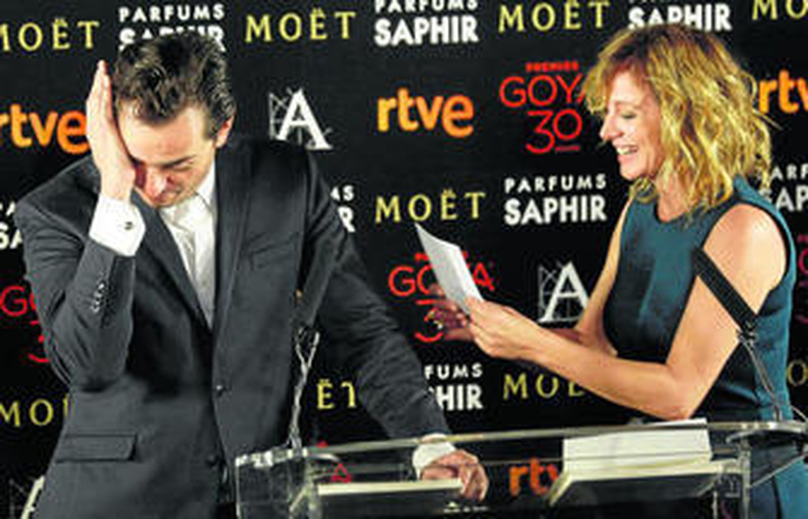 Emma Suárez y Asier Etxeandía, en el momento de leer las nominaciones al mejor actor protagonista.