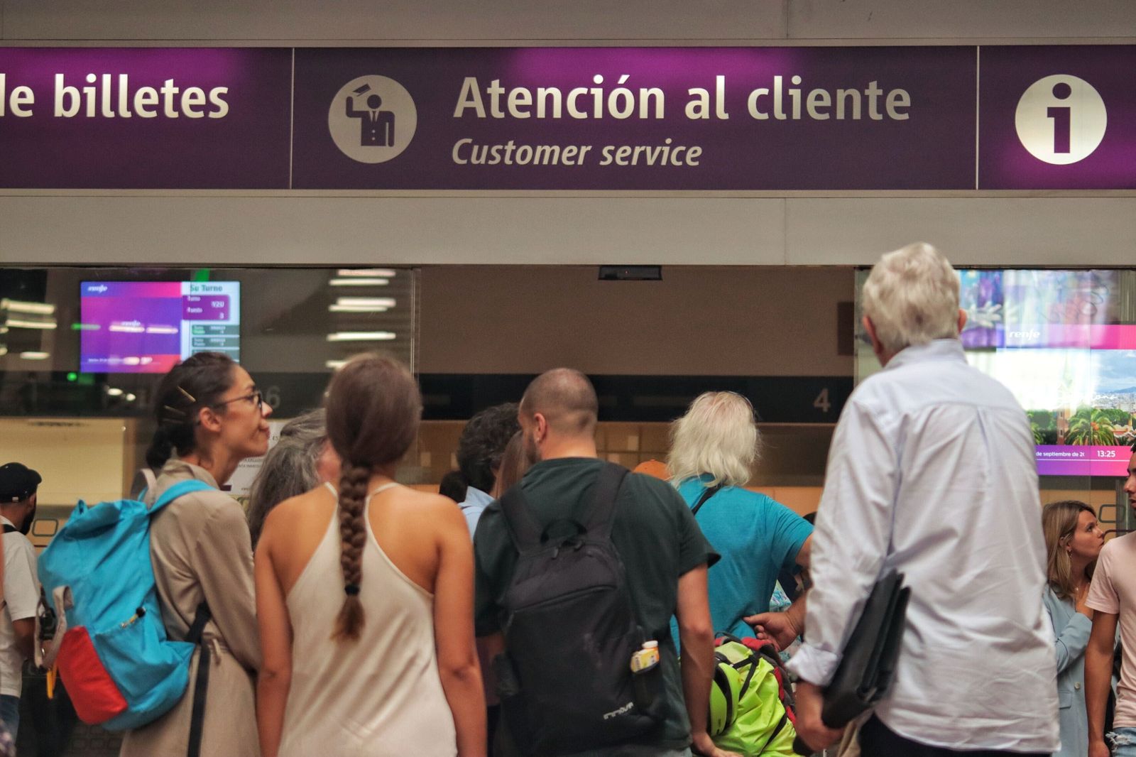 Así es el ambiente en la estación de Málaga este martes tras la cancelación de trenes.