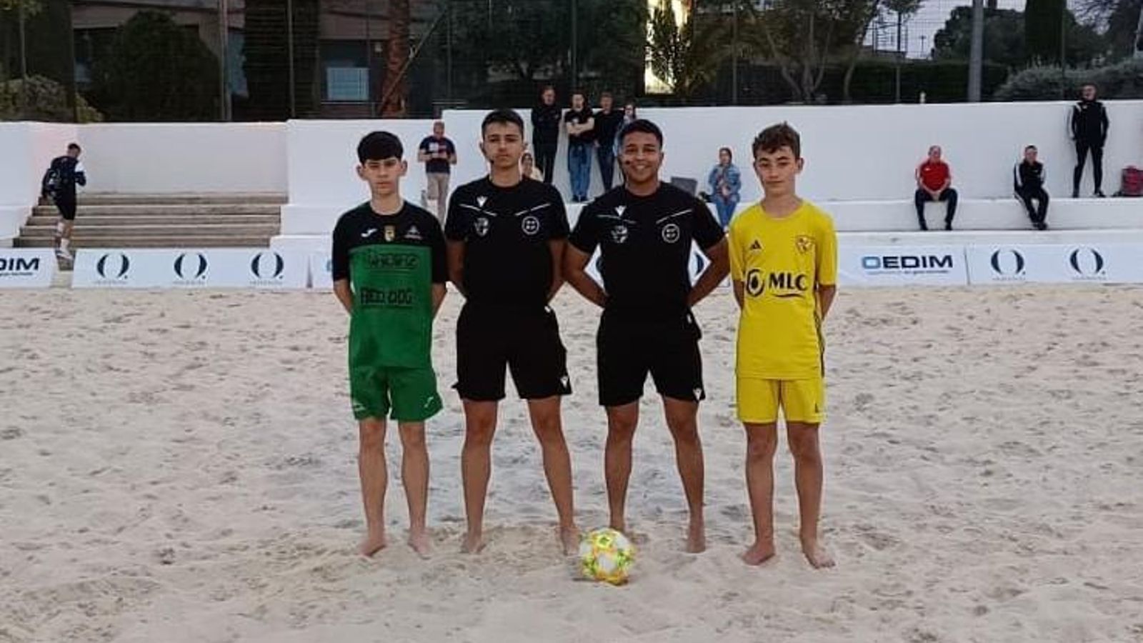 Capitanes del Linares Deportivo y Pozo Alcón junto a la pareja arbitral.