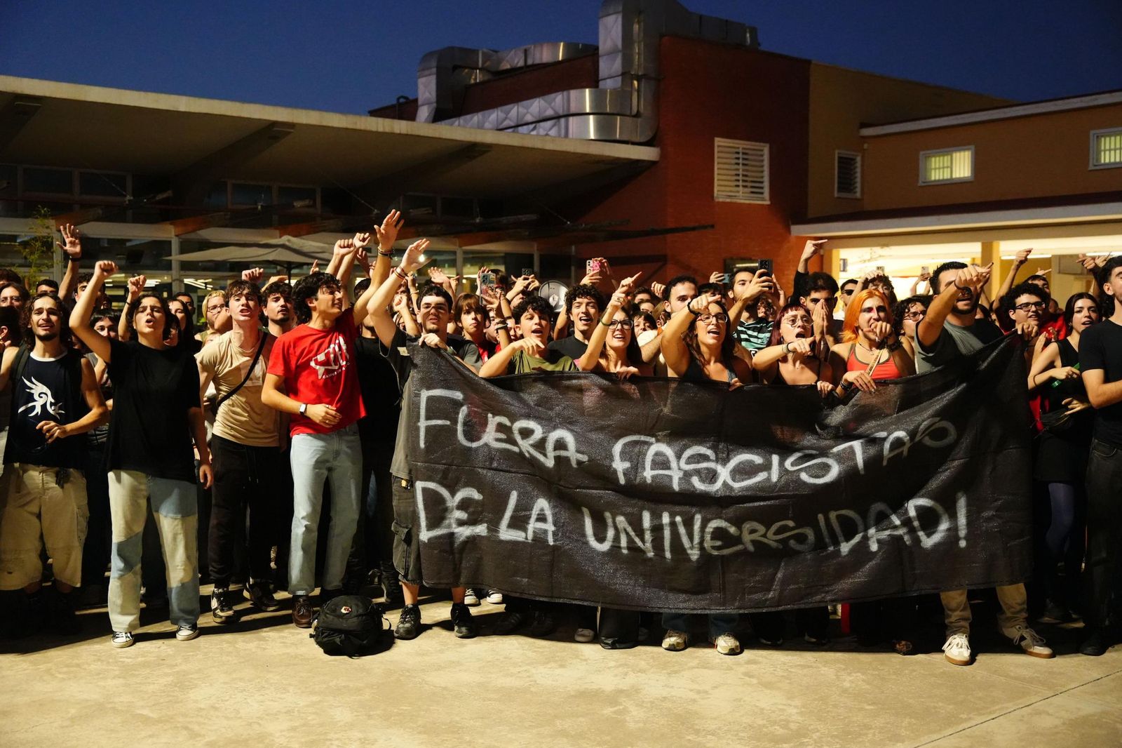 Vito Quiles en la Universidad Pablo de Olavide de Sevilla: fotos de las concetraciones a favor y en contra