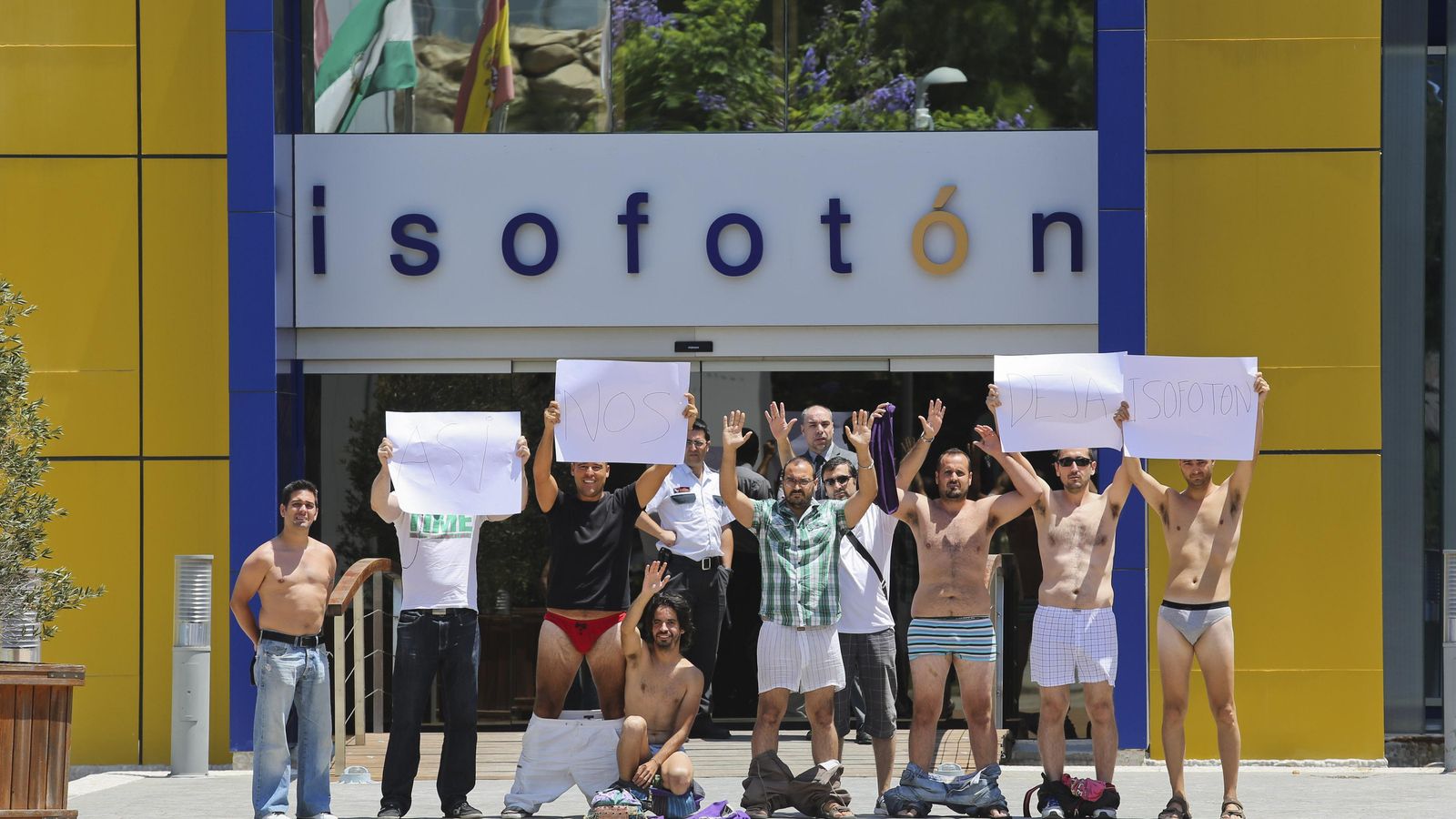 Una peculiar protesta de empleados por el ERE de 2013.