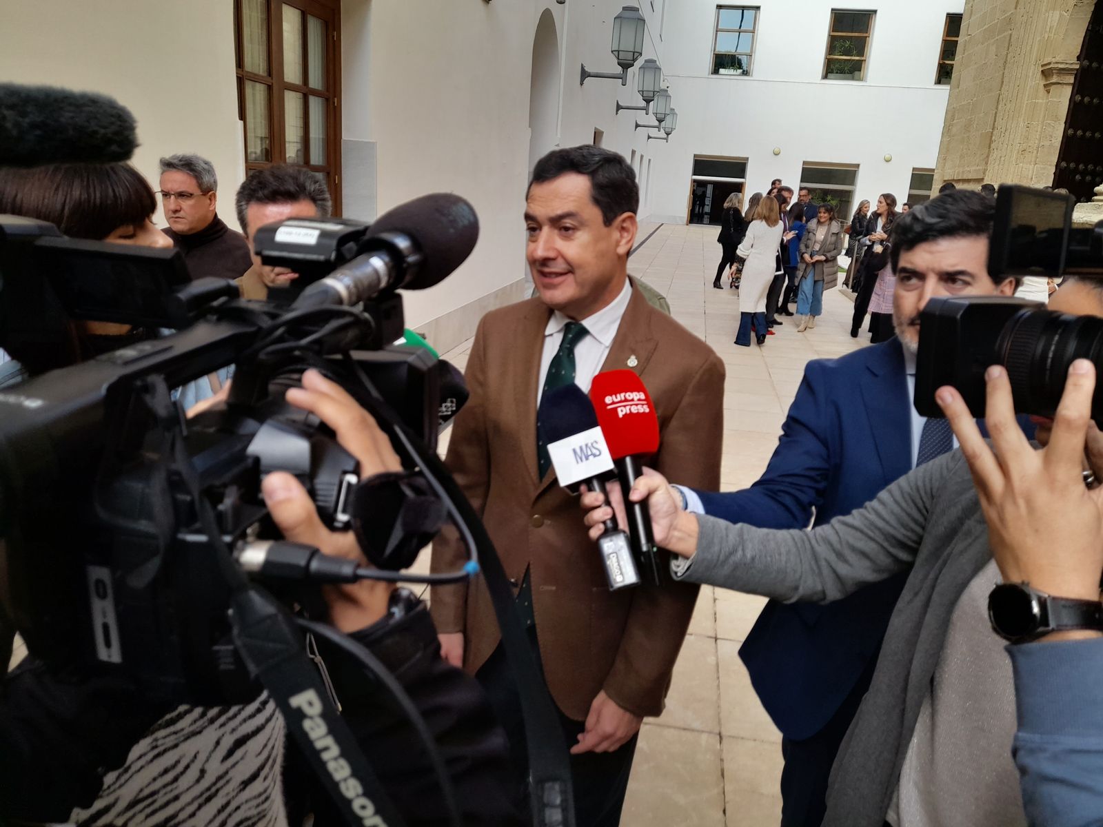 Juanma Moreno esta mañana en el Parlamento de Andalucía.