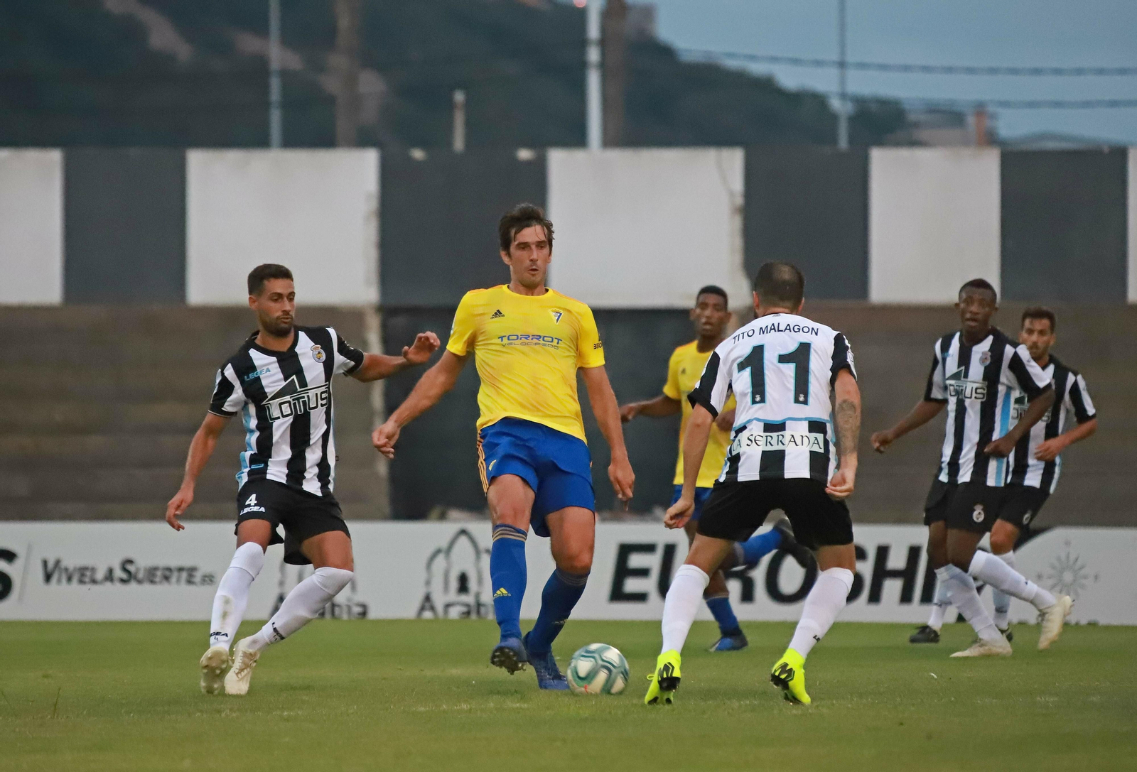 Dejan Lekic, autor del gol cadista, controla el balón entre varios rivales.