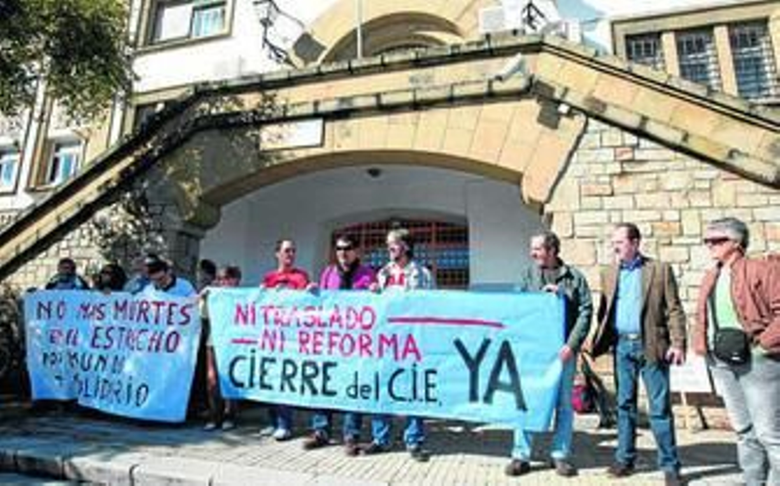 La protesta celebrada ayer a las puertas del CIE, en Algeciras.