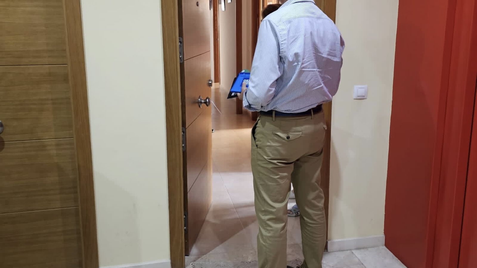 Salado en la puerta de uno de los vecinos de Rincón de la Victoria, durante la campaña electoral del 28M.