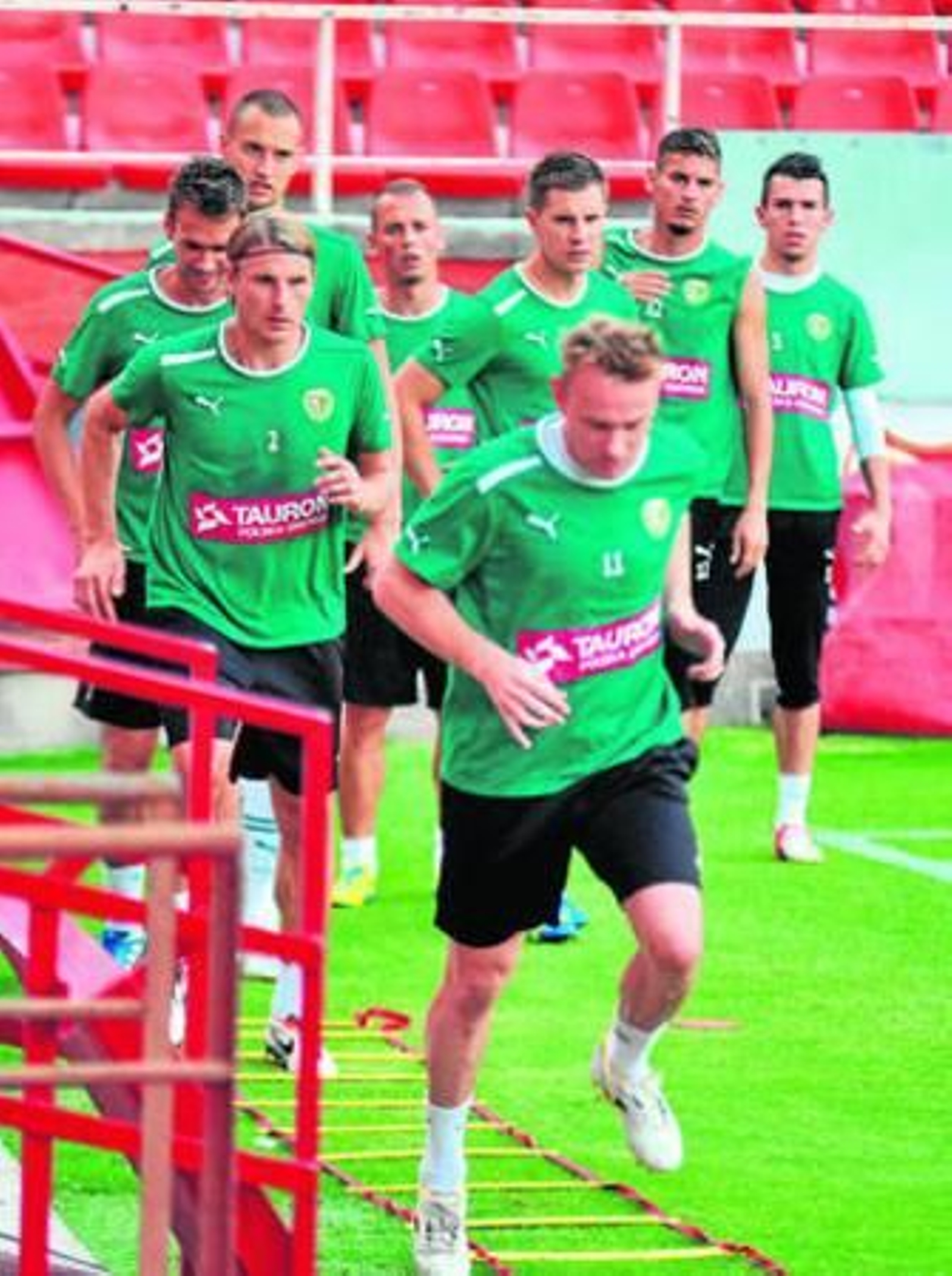 Mila y Ostrowski salen los primeros en un ejercicio de entrenamiento del Slask en el Sánchez-Pizjuán.