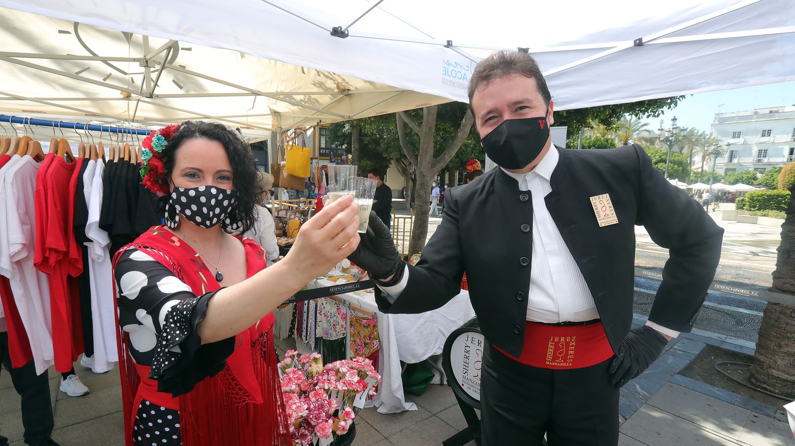 Nela García, presidenta de Acoje, brinda con Jesús Rubiales, de Venenciadores SL, en la pasada Primavera Flamenca.