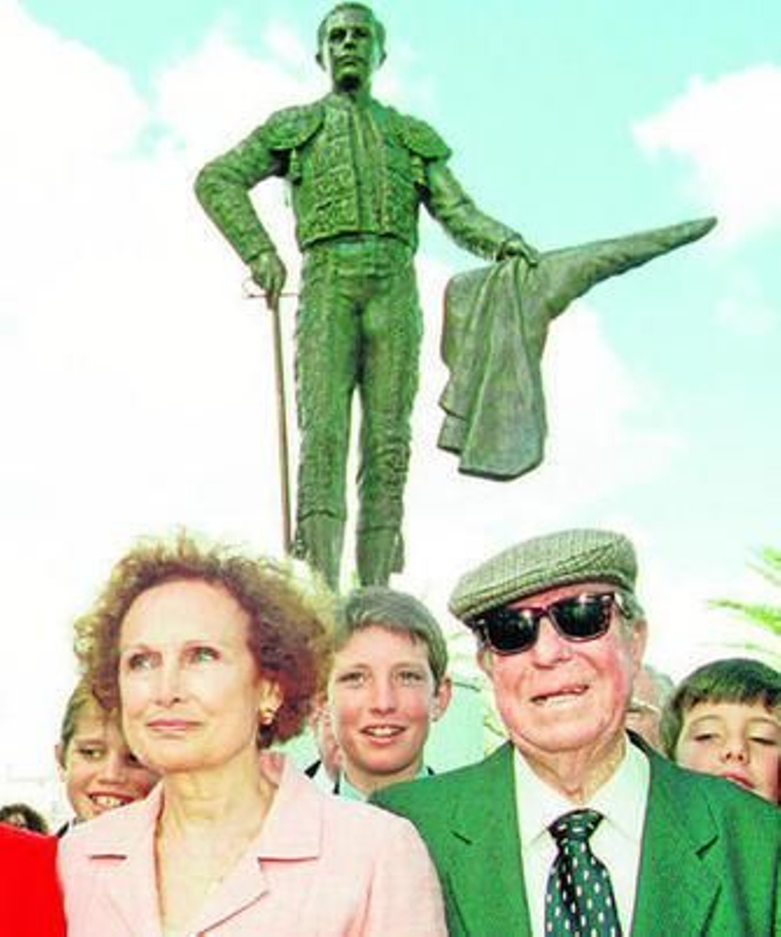 Con su esposa Mercedes Silva en la inauguración de su monumento junto a la Maestranza.