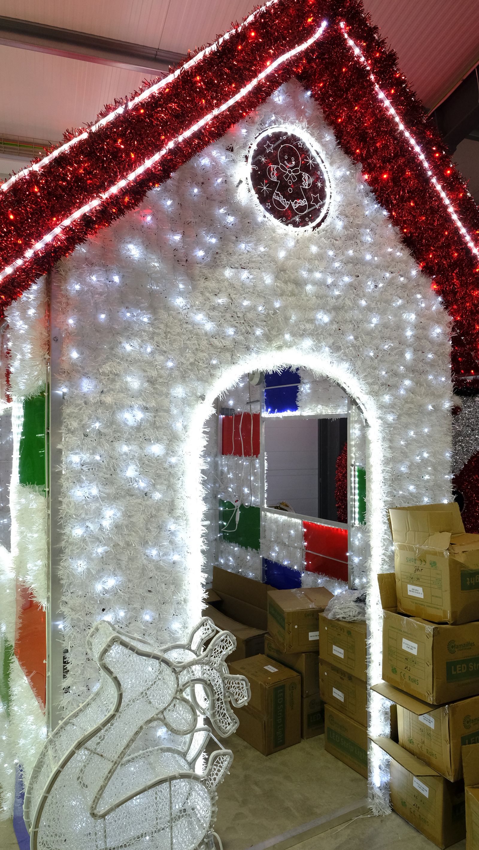 Desde Huécija a todo el mundo, Deconature, alegra la navidad con sus luces, en imágenes