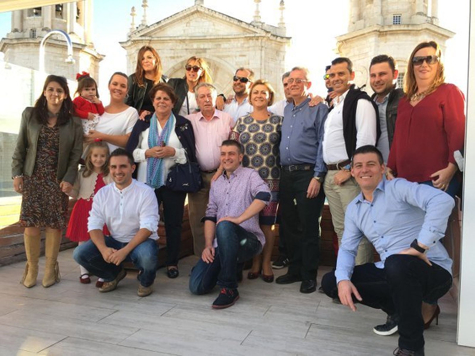 El homenajeado Rafael Nieto Mendoza con Yolanda Ruiz, Yolanda, Joaquín y Arturo Campo, David Velázquez, David Álvarez, José Carlos  Pérez, Carmen Nieto, Carmen  Vallejo, Gianni Campo, Carmen Torres, Elena Pérez Nieto, José María Pérez Mera, Silvia Ruiz y María Luisa y Rafael Nieto.