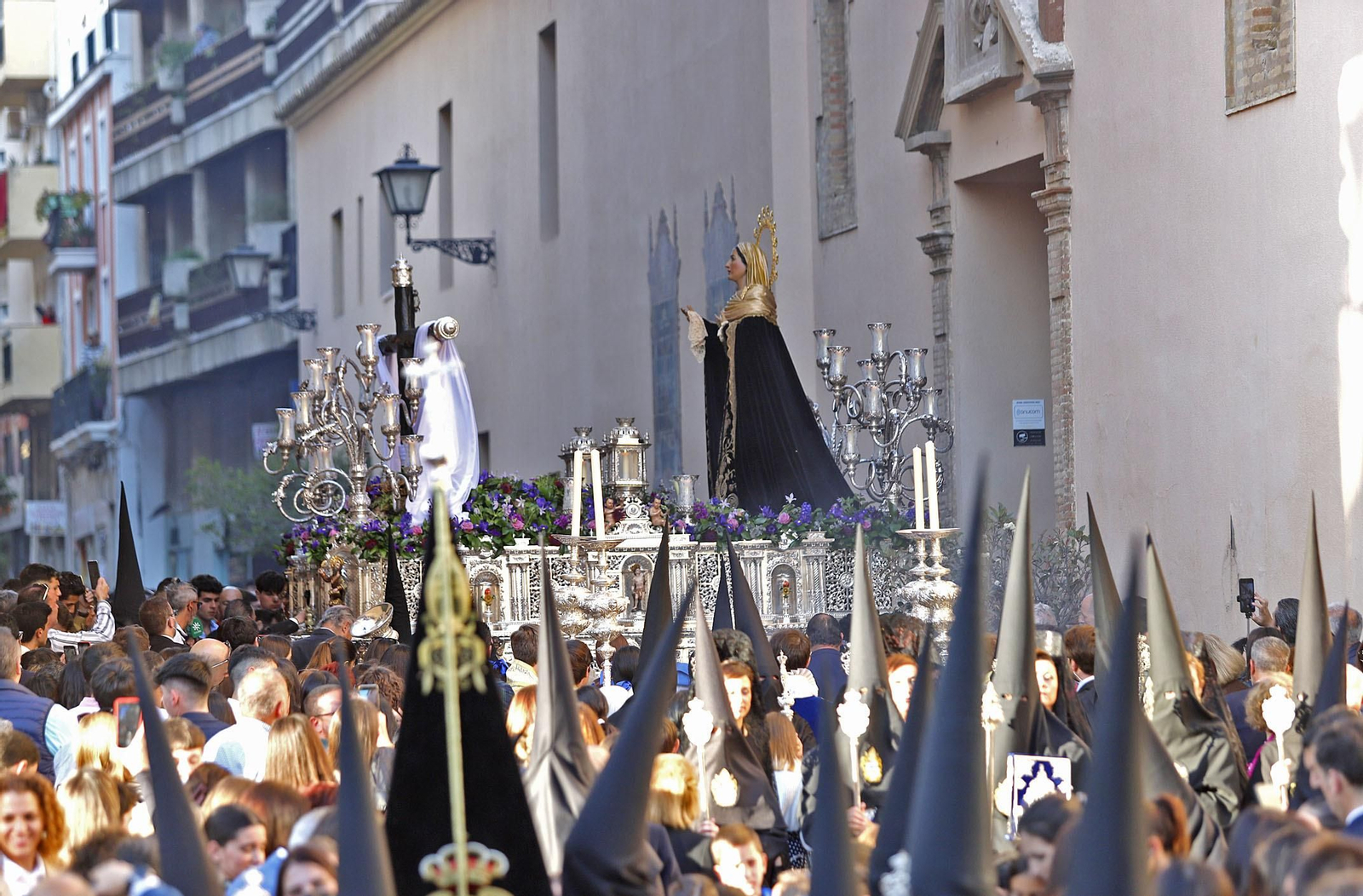 La Hermandad de la Buena Muerte procesiona por las calles de Huelva