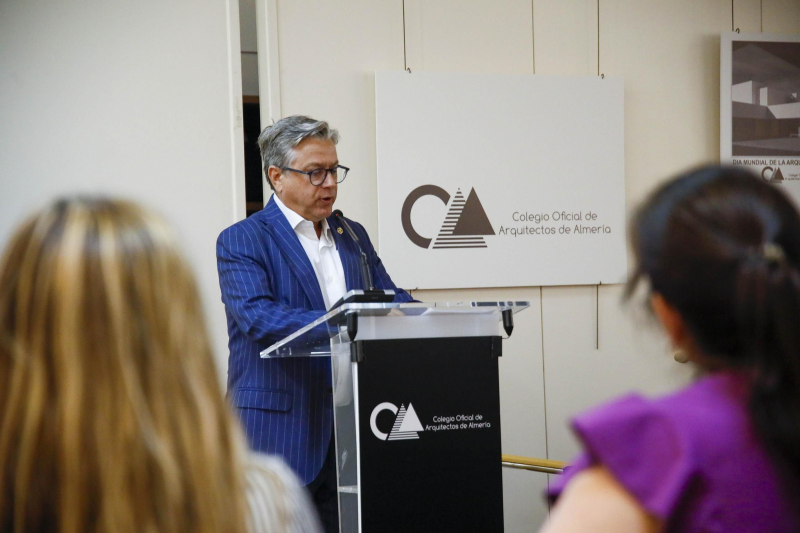 Imágenes del nombramiento como colegiado de honor a Santiago Alfonso en el colegio oficial de arquitectos de Almería