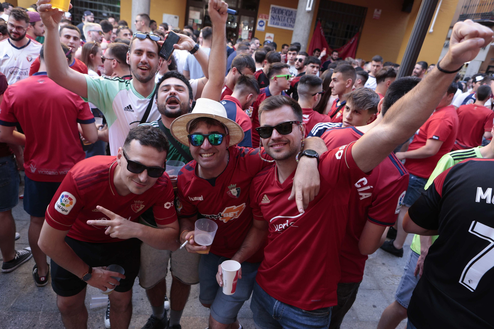 Búscate en las fotos de la afición de Osasuna en Sevilla en la final de la Copa del Rey