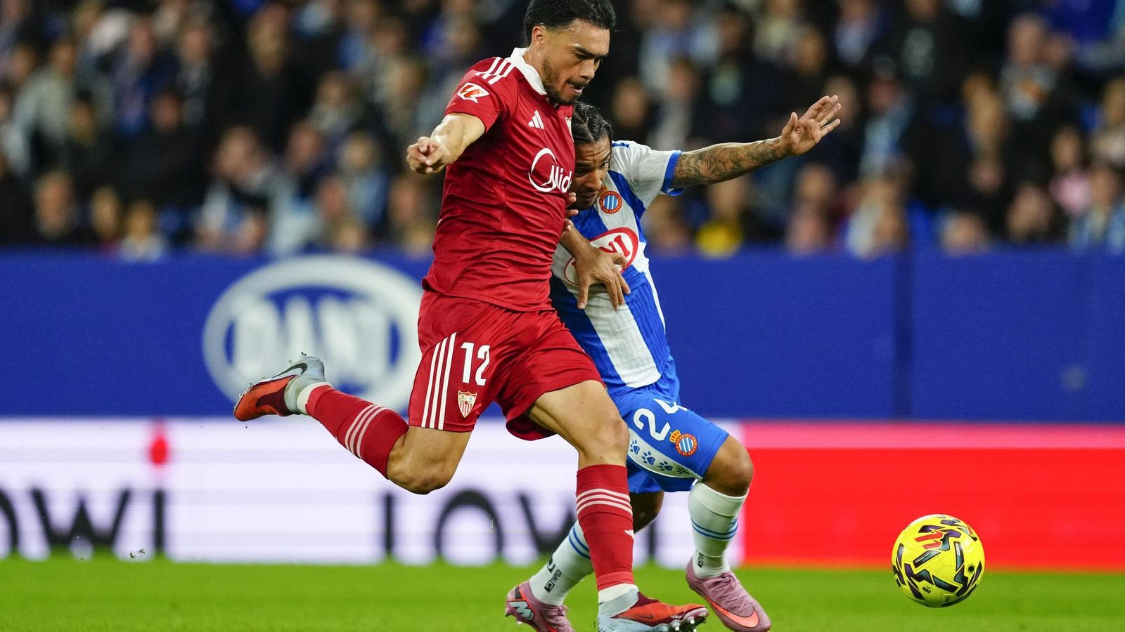 Suazo se antepone a Dolan en un lance del partido.