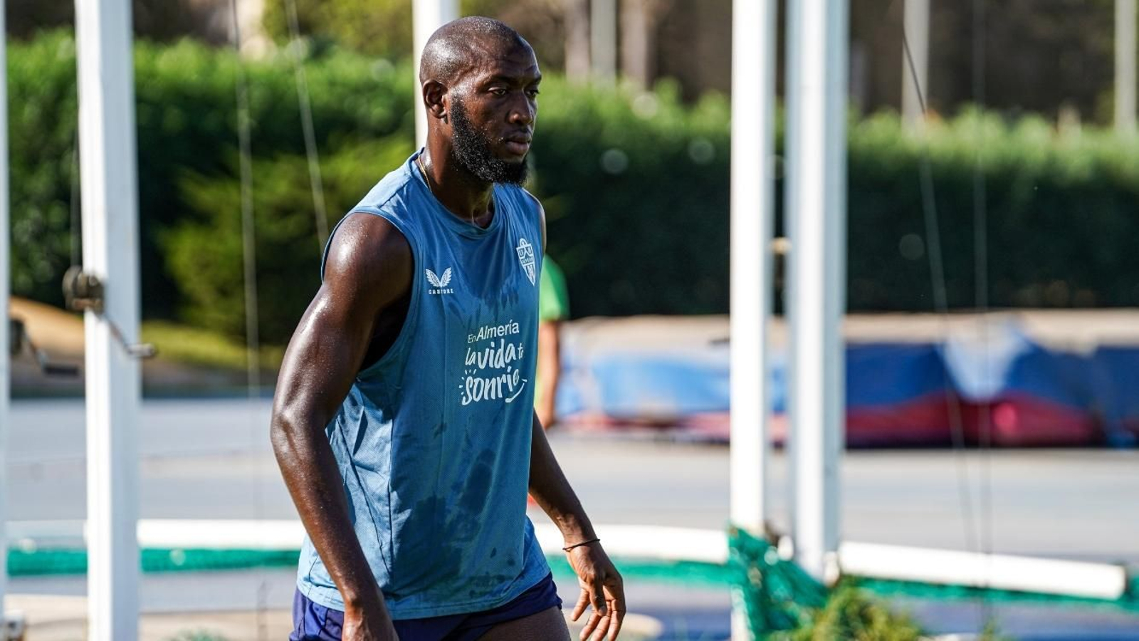 Ibrahima Koné se entrena en solitario en el Anexo de los Juegos Mediterráneos.