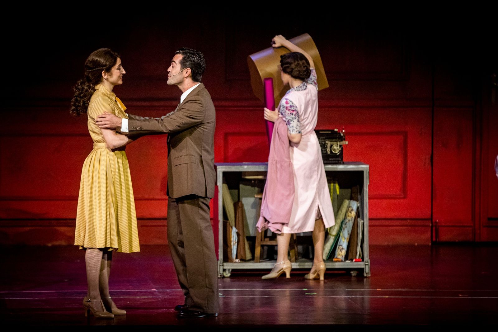 Imágenes del musical 'El tiempo entre costuras' en el Gran Teatro Falla