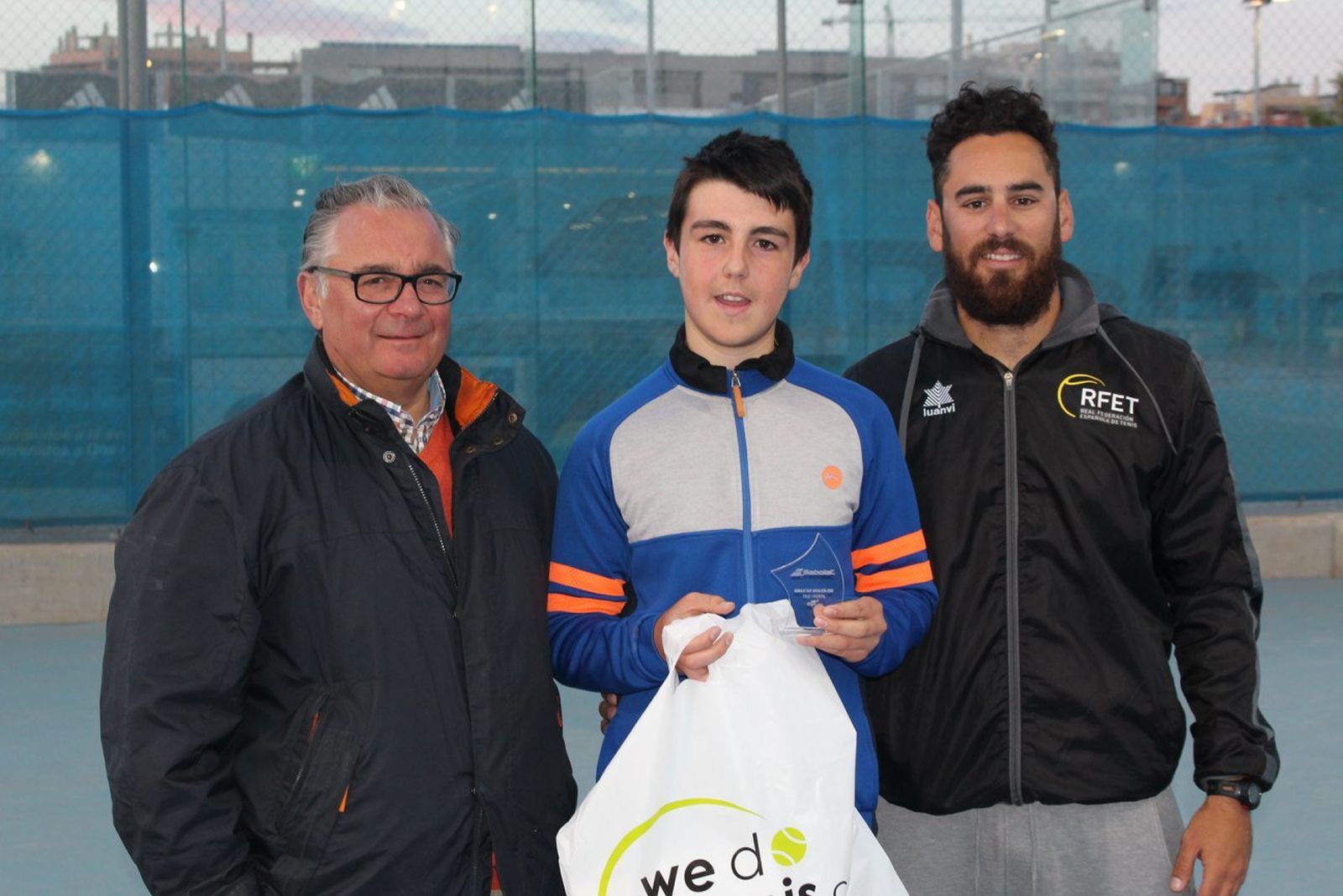 Lorenzo, con el trofeo.