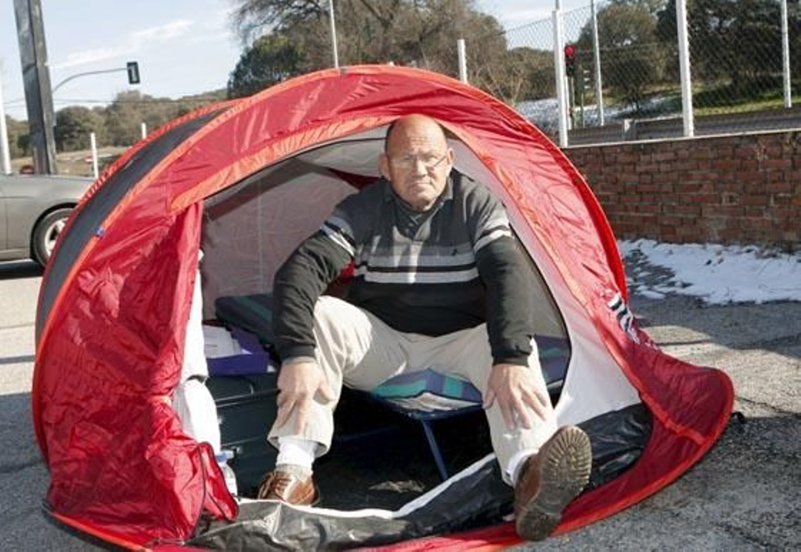 El sevillano víctima de la colza retoma su protesta acampando ante la Zarzuela