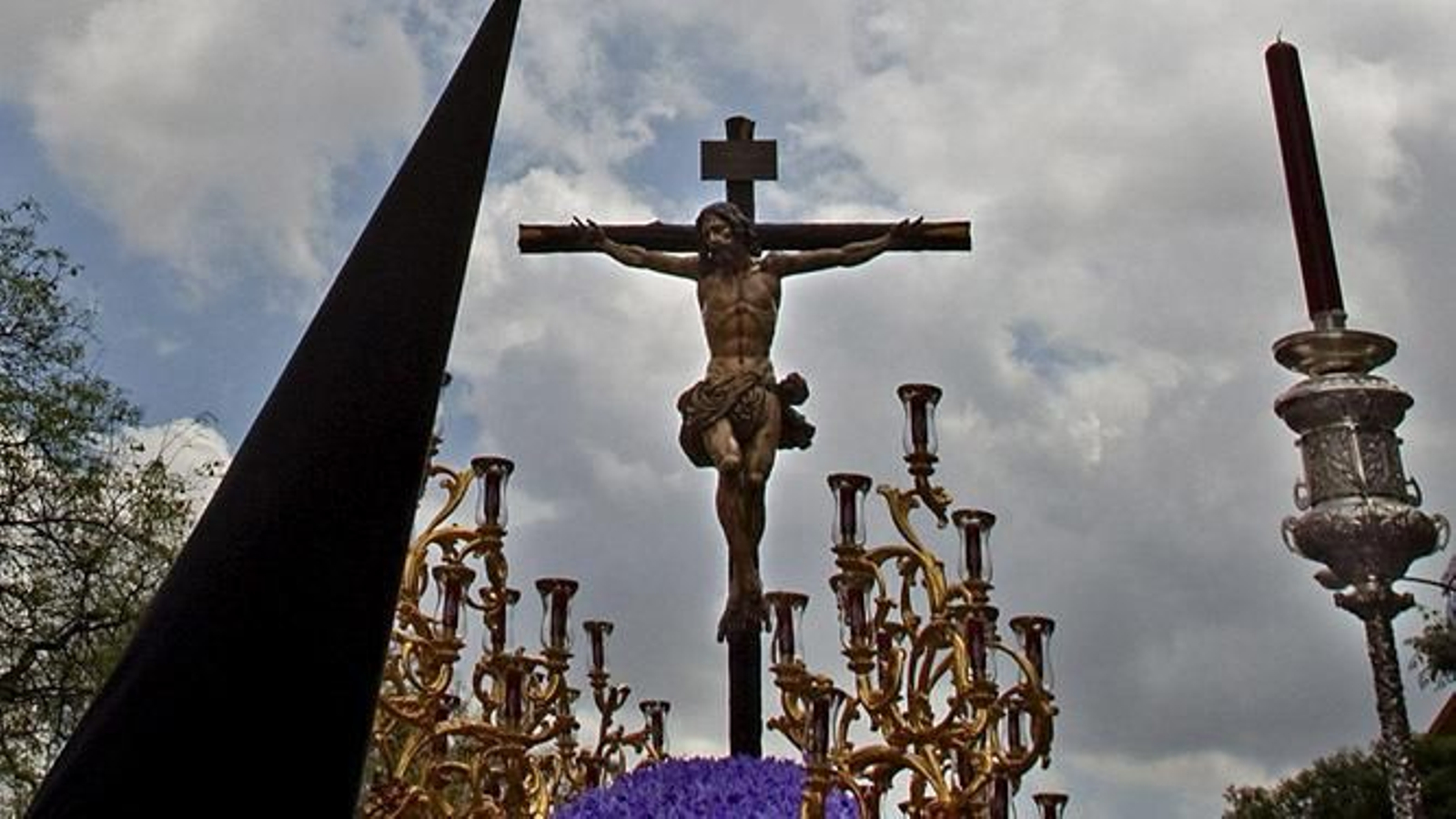 El Cristo de La Sed, en un Miércoles Santo nublado.