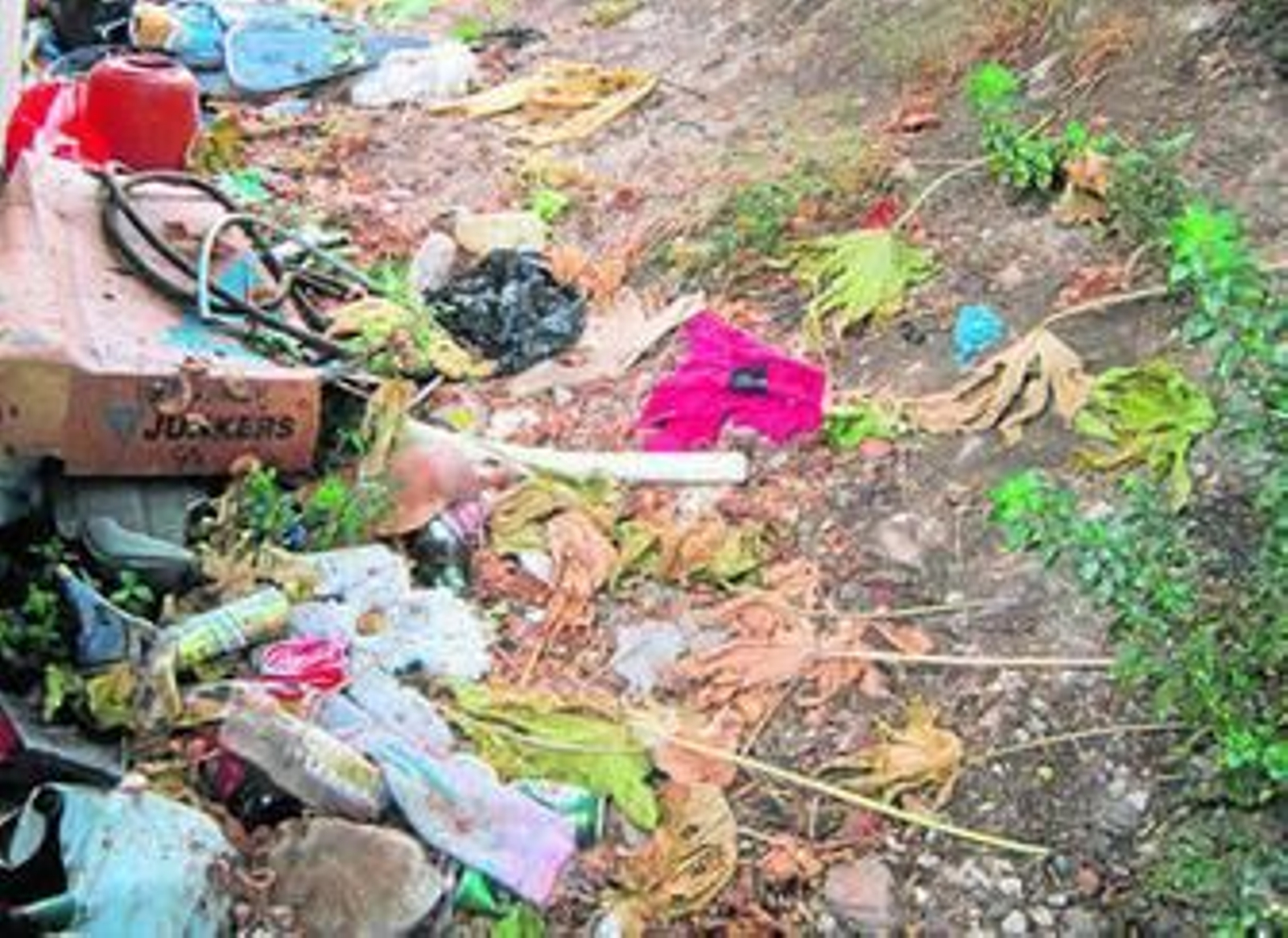Alrededores con basura de un parque infantil situado en calle Chaves, cerca de El Ejido.