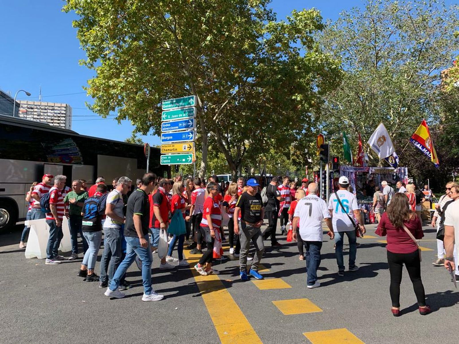 Madrid se tiñe de rojiblanco en la previa del Real Madrid-Granada CF