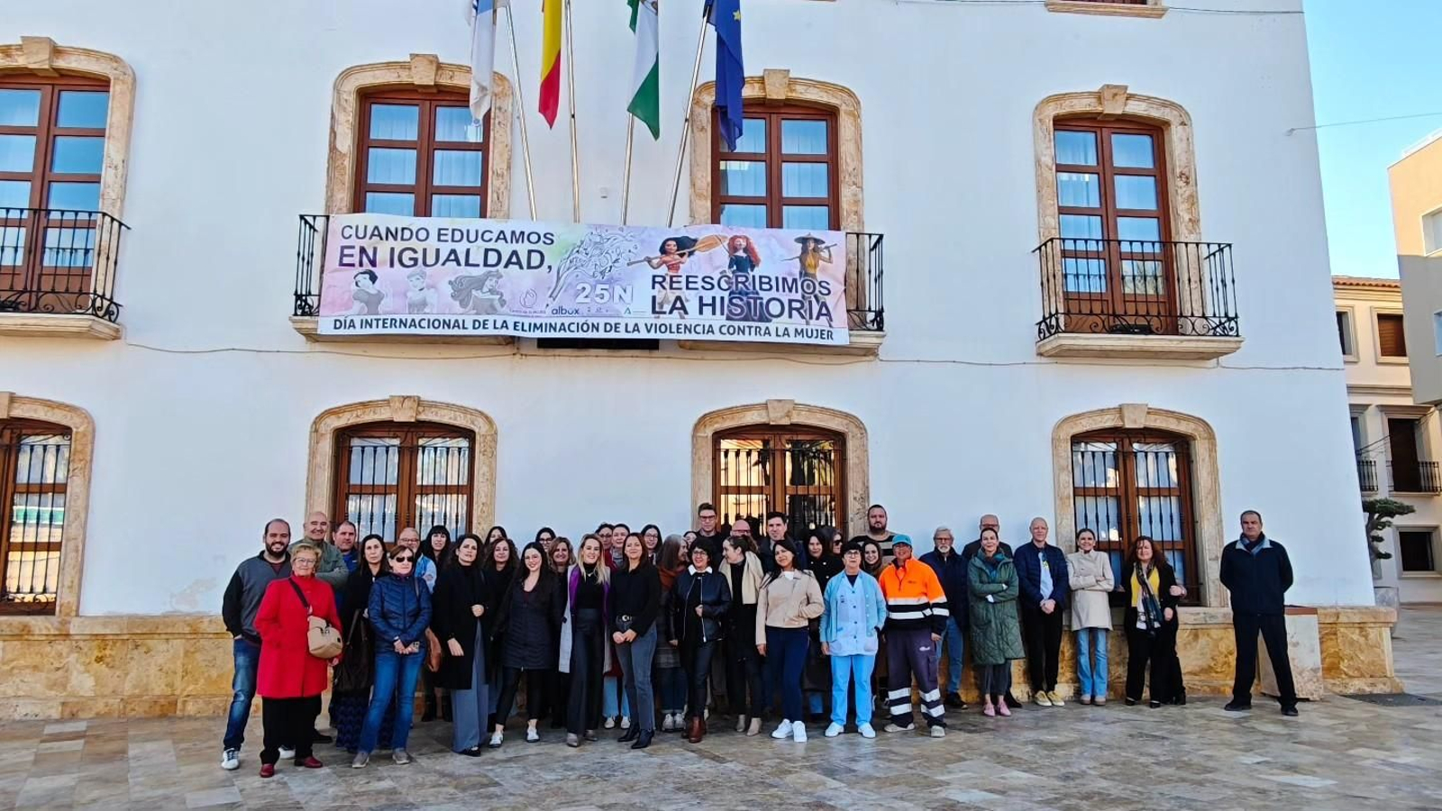 Albox alza la voz contra la violencia de género y reivindica el papel de la comunidad educativa.