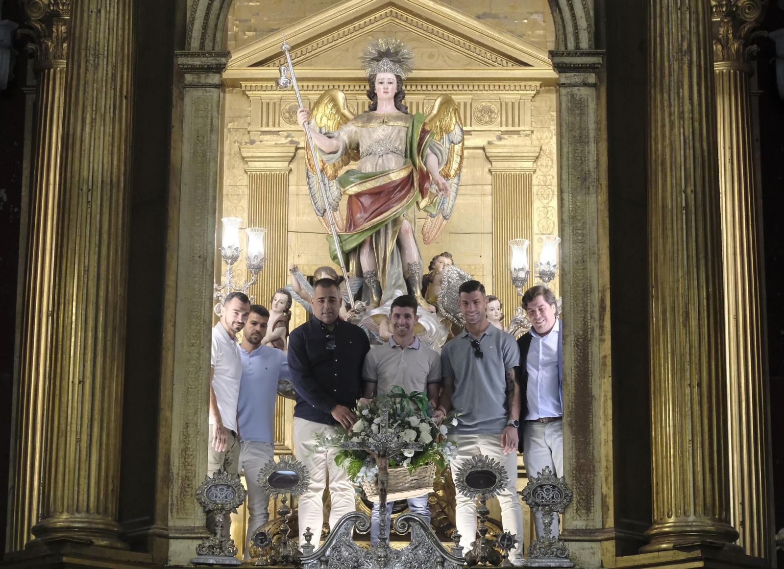 La ofrenda floral del Córdoba CF a San Rafael, en imágenes