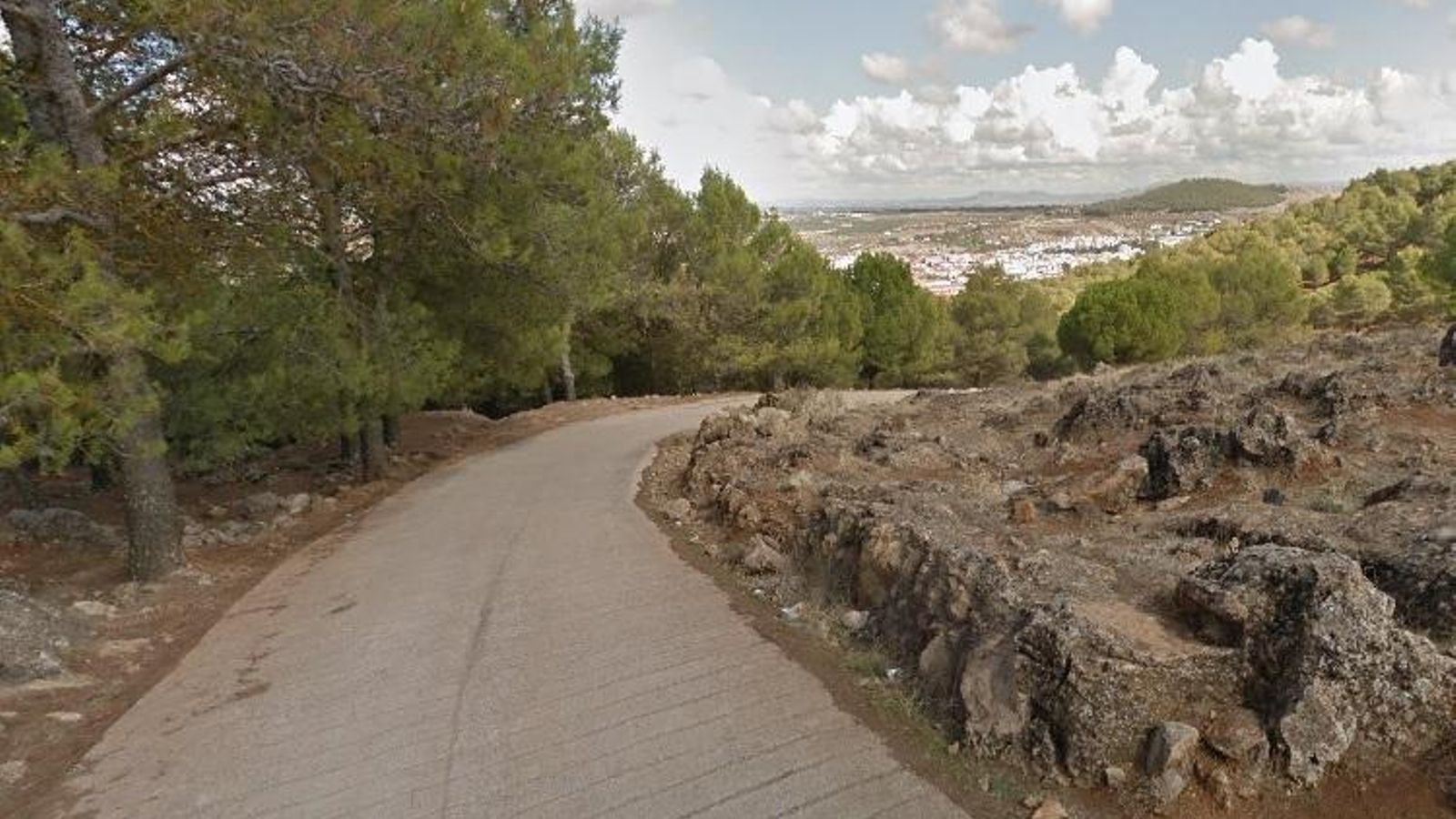 Descenso a Los Santos de Maimona desde el Alto de San Cristóbal.