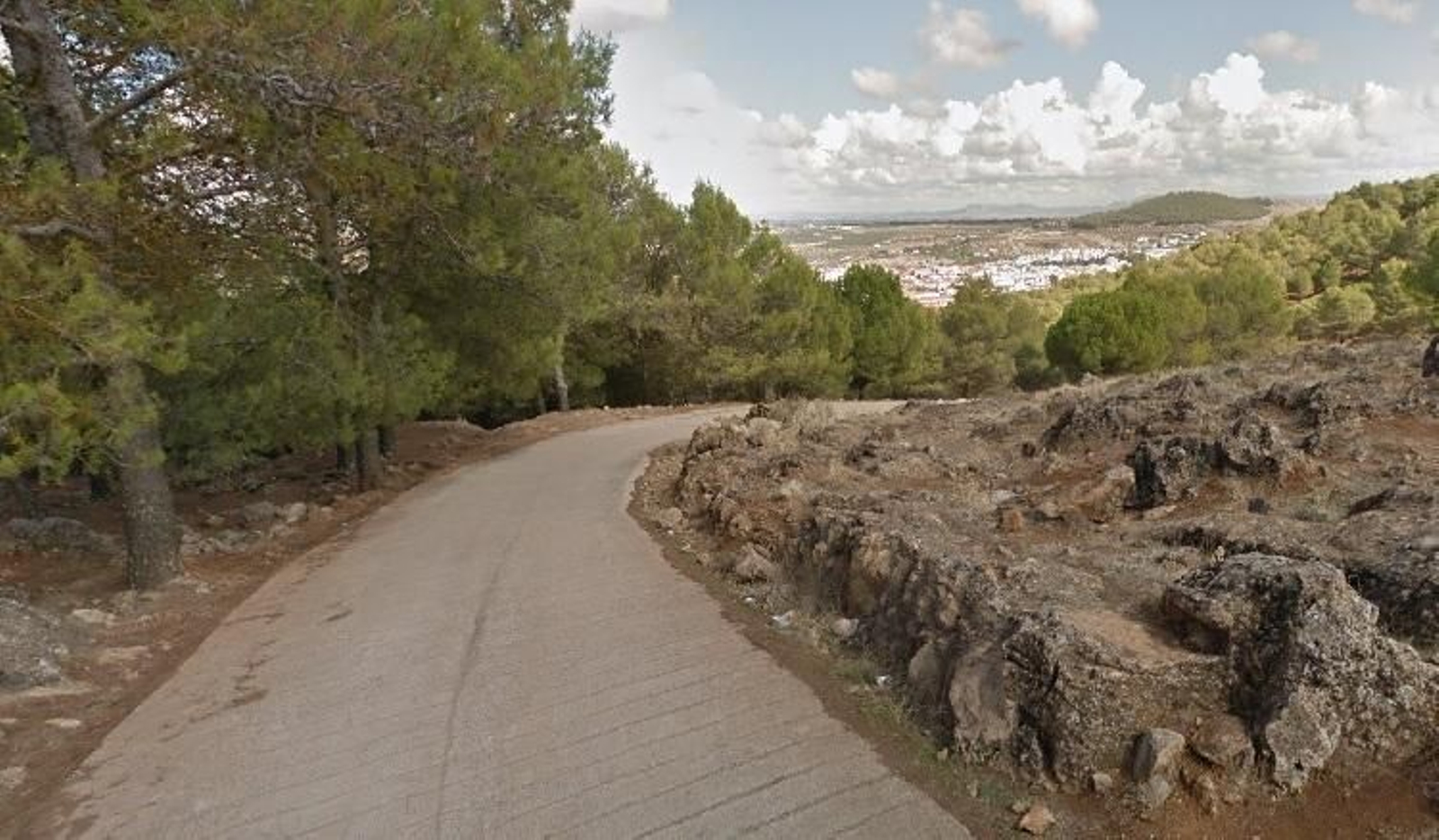 Descenso a Los Santos de Maimona desde el Alto de San Cristóbal.