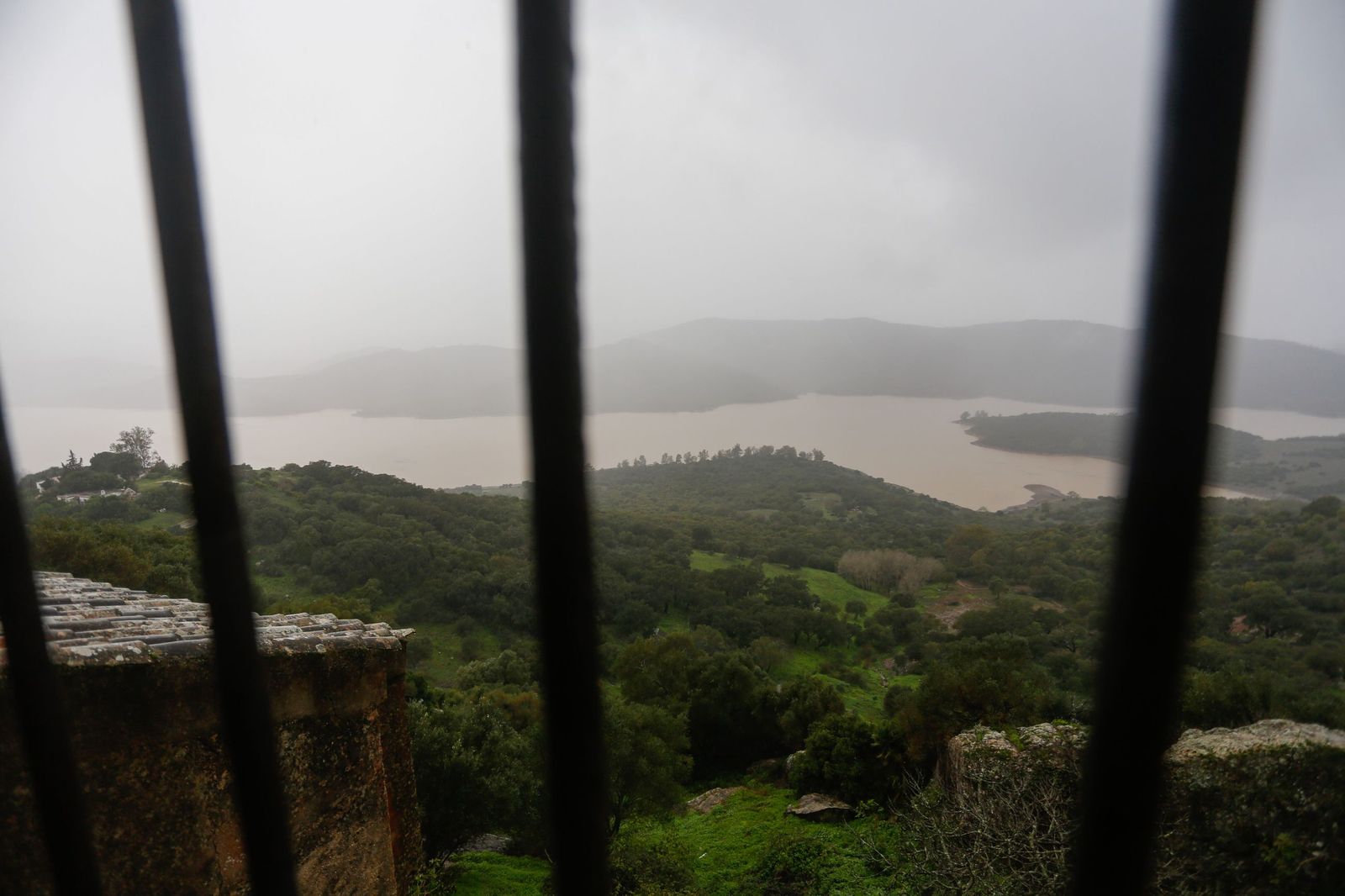 El pantano de Guadarranque, al 82% tras semanas desembalsando, en imágenes