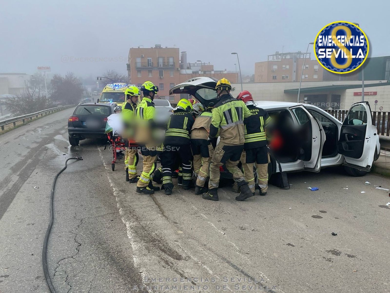Los bomberos de Sevilla mientras excarcelan al conductor de uno de los turismos.