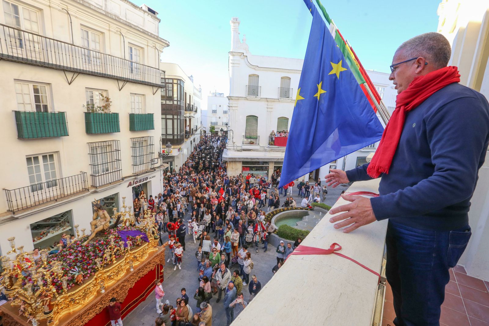 Un saetero canta al Cristo de la Piedra desde el balcón del Ayuntamiento durante la pasada Semana Santa.