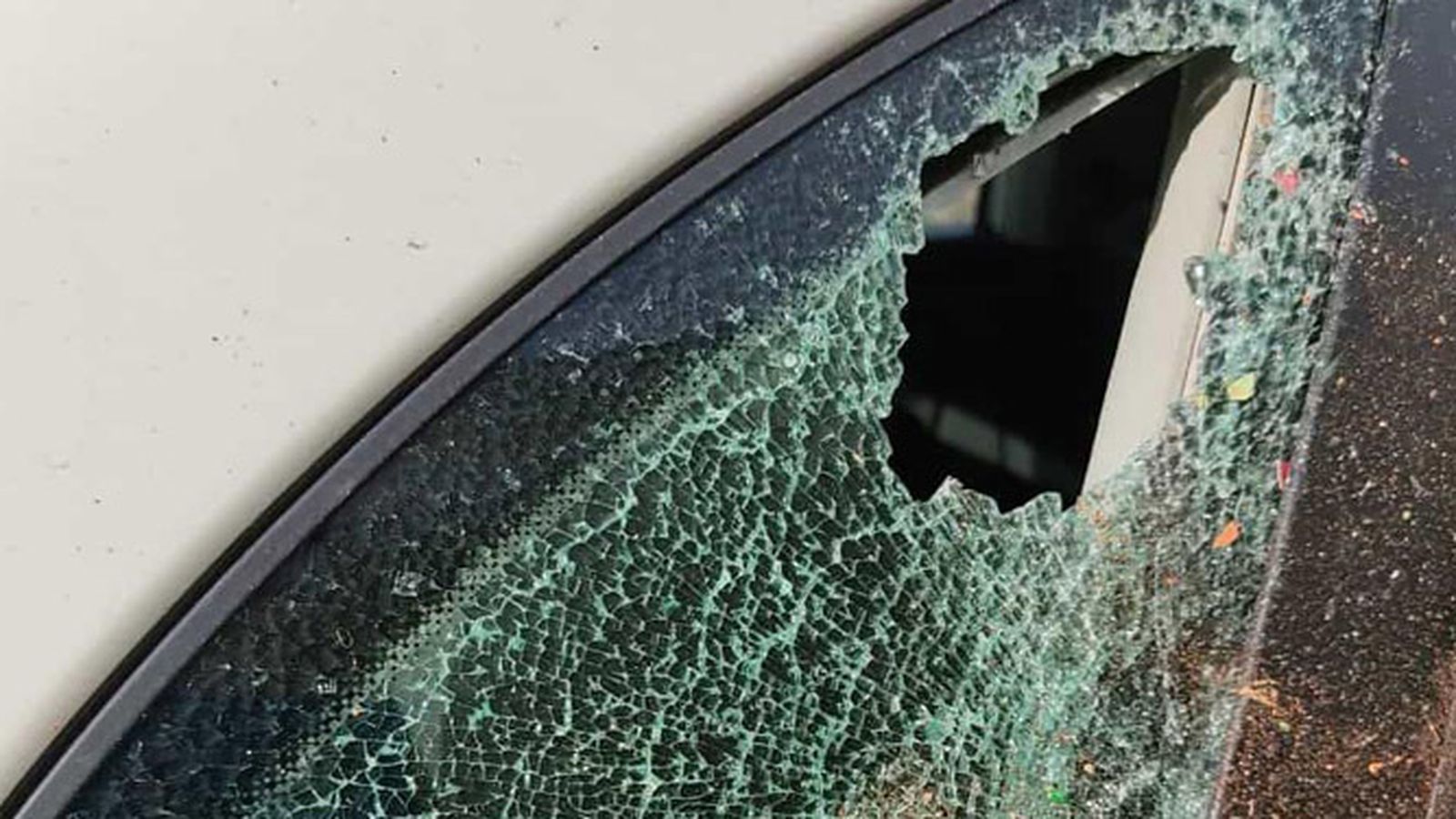 Uno de los coches violentados en Carcabuey.