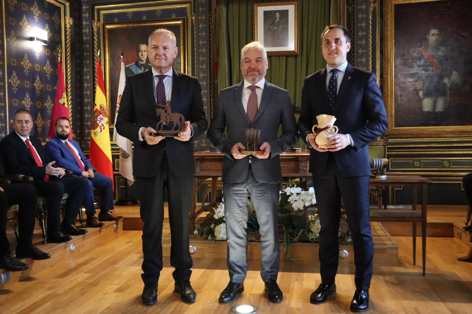 Los alcaldes de las tres localidades tras la firma del hermanamiento y con los presentes. Los alcaldes de las tres localidades tras la firma del hermanamiento y con los presentes.