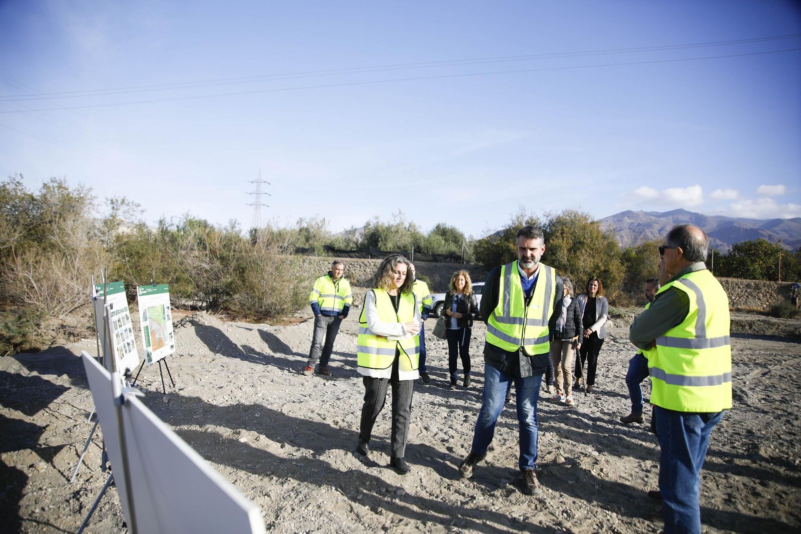 Las imágenes de la visita las obras de restauración hidrogeomorfológica y de naturalización del cauce del río Andarax, en Rioja