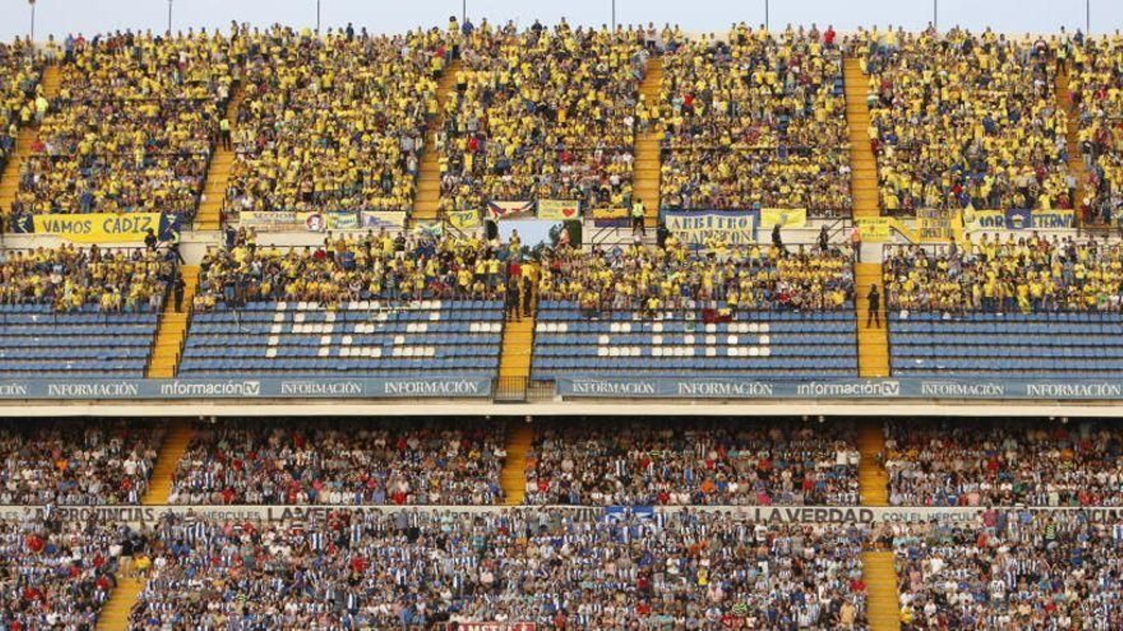 Imagen de miles de cadistas en el desplazamiento a Alicante, en el ascenso de 2016. Imagen de miles de cadistas en el desplazamiento a Alicante, en el ascenso de 2016.